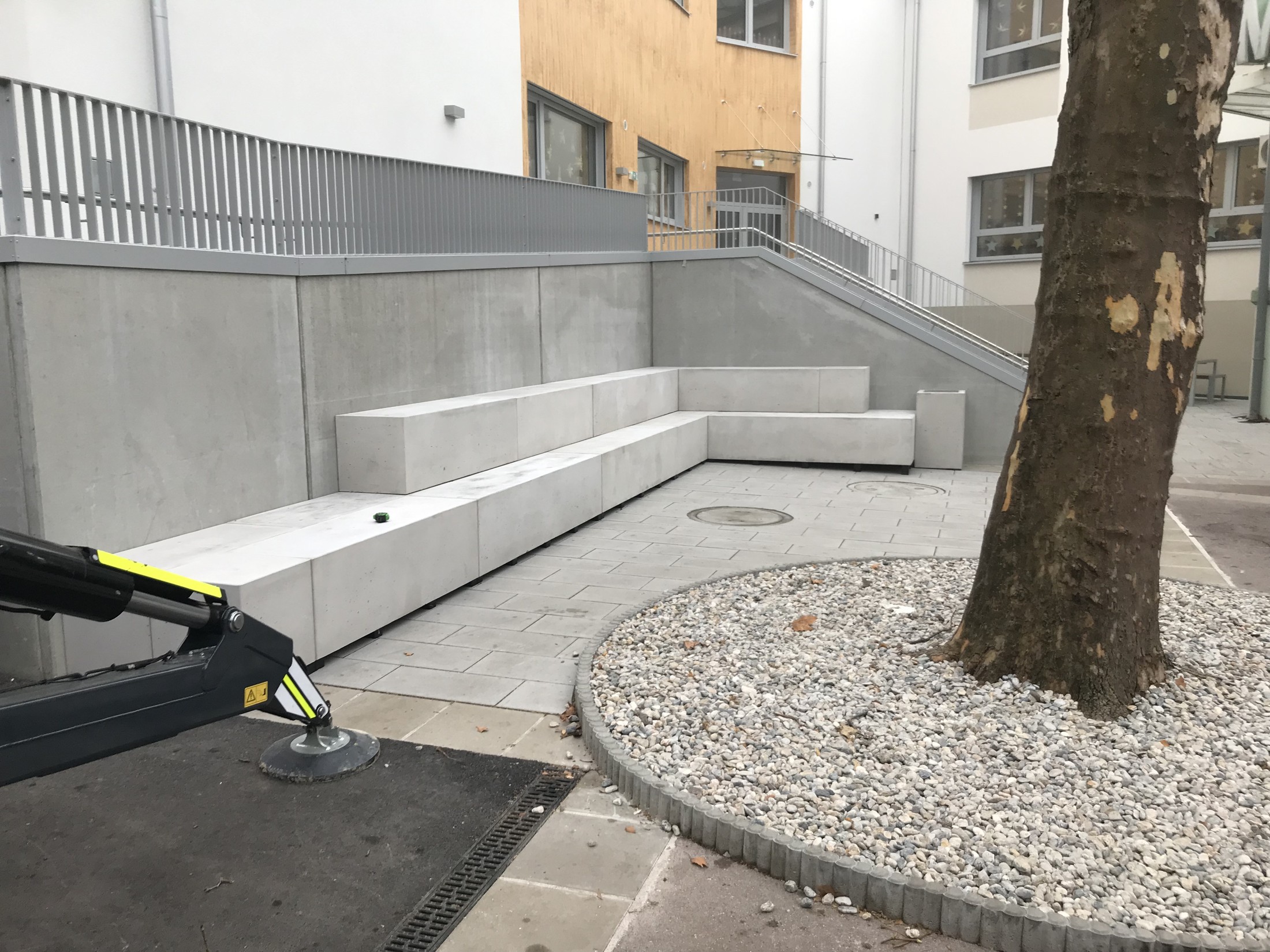 Umgesetzte Außenanlage mit Betonelementen von 1450°C Design