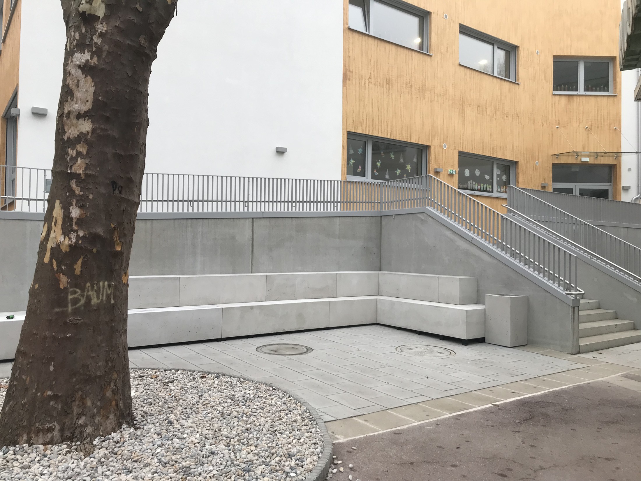 Umgesetzte Außenanlage mit individuell geplanten Betonelementen