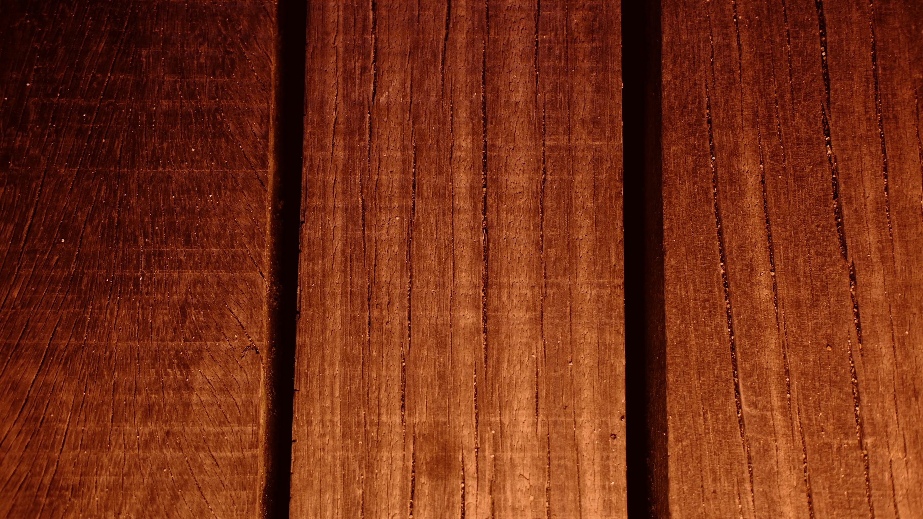 Holzbohlen mit sichtbarer Maserung · Foto: Artur Ament / Unsplash