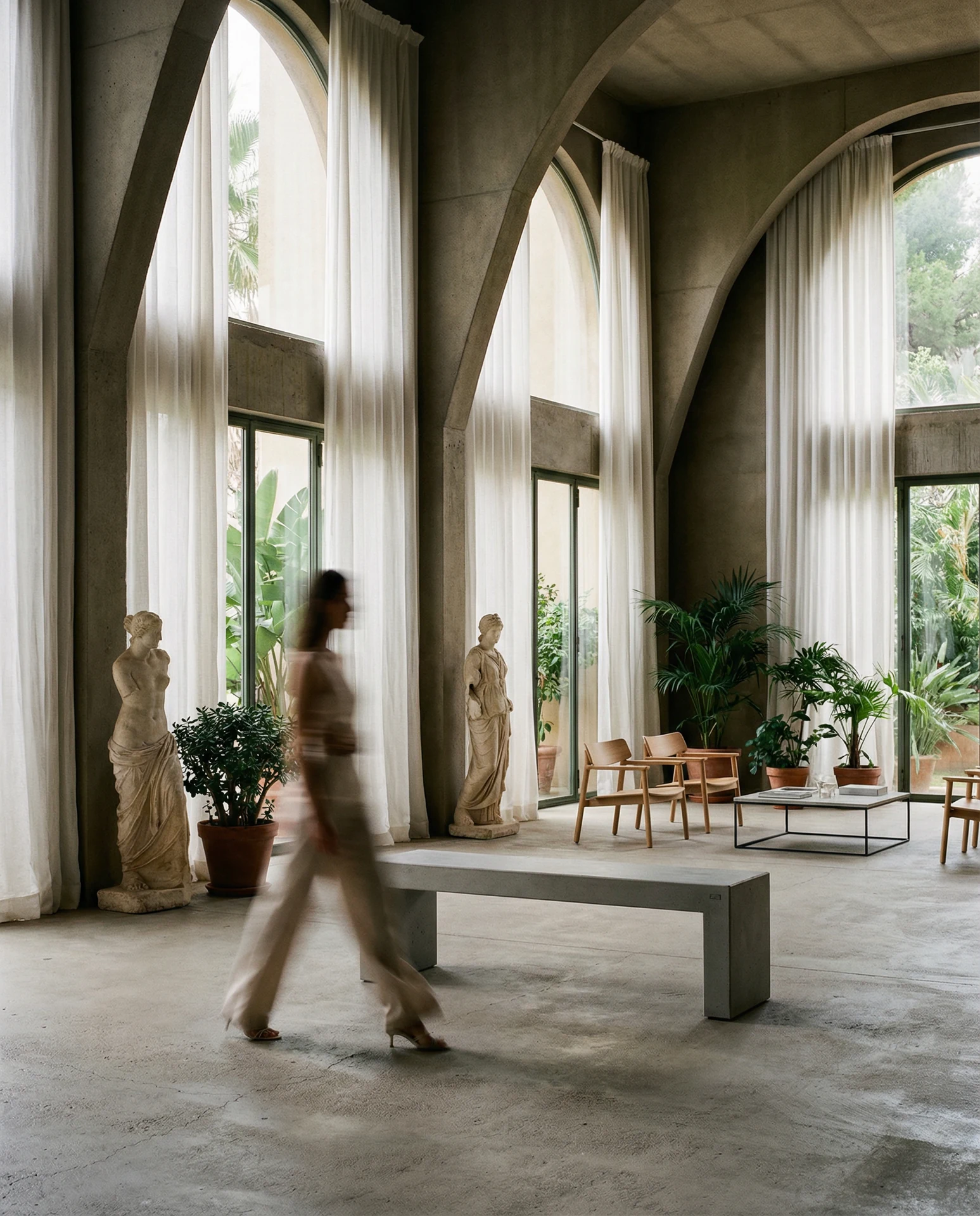 MONO Betonbank im sonnigen Garten