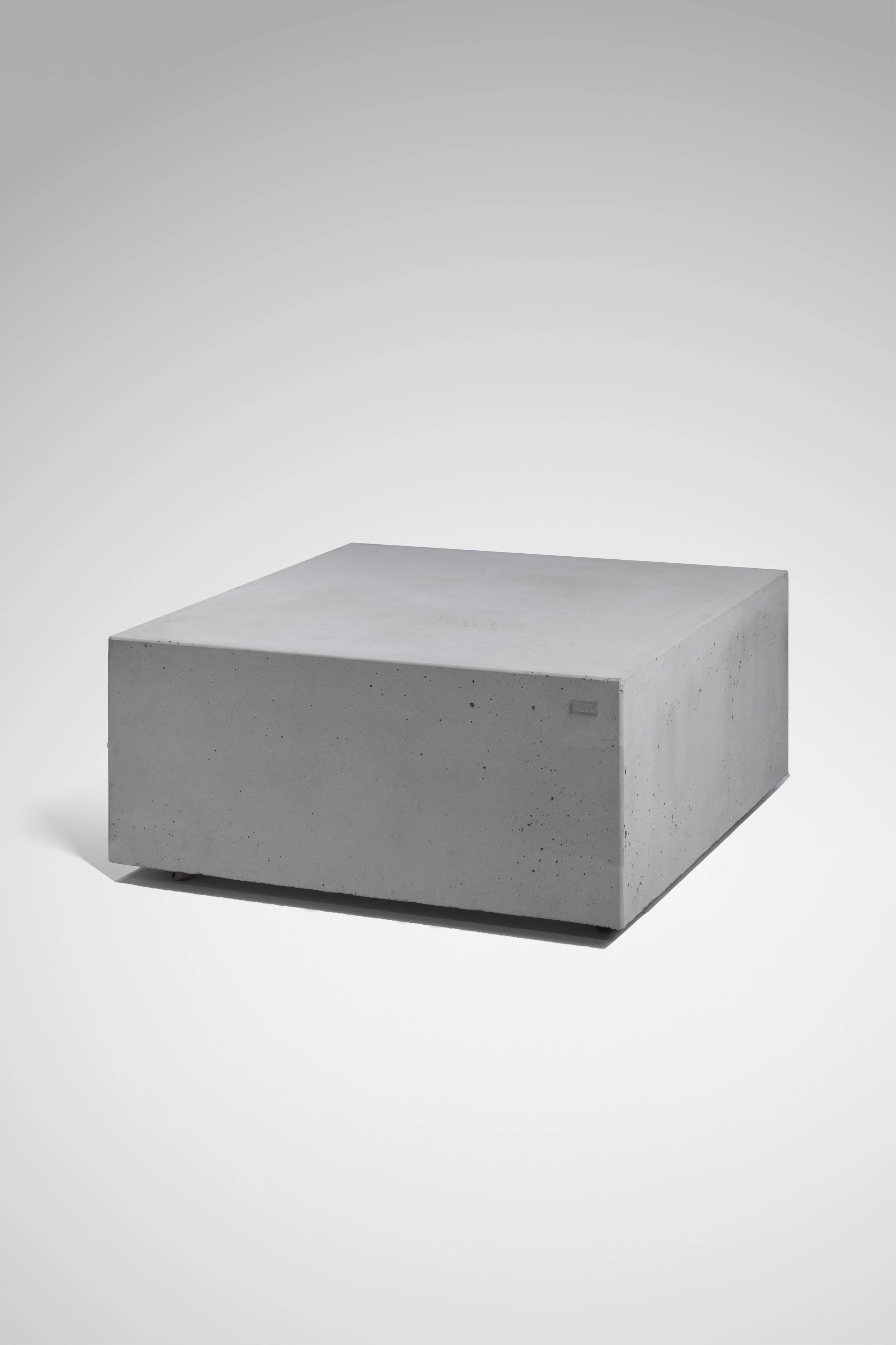 FLOAT Couchtisch aus Sichtbeton im Studio