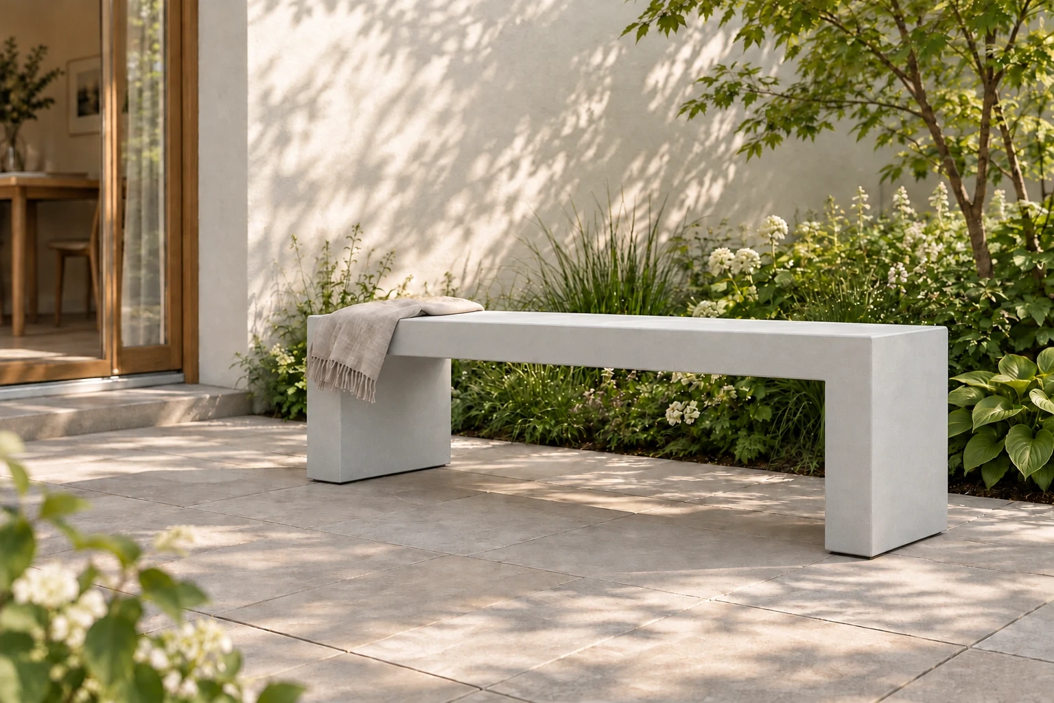 MONO Betonbank im sonnigen Garten