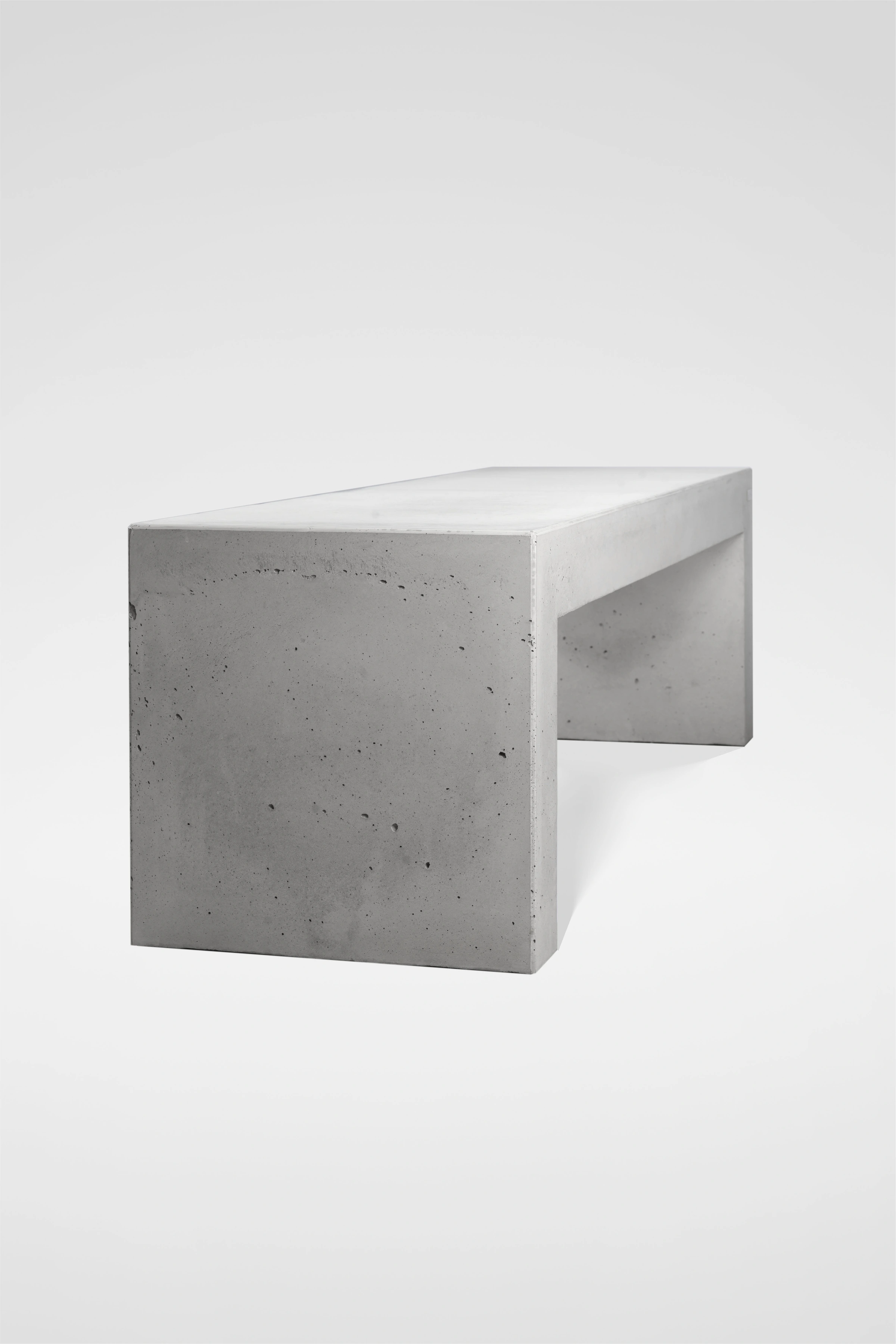 MONO Betonbank — klare U-Form im Studio