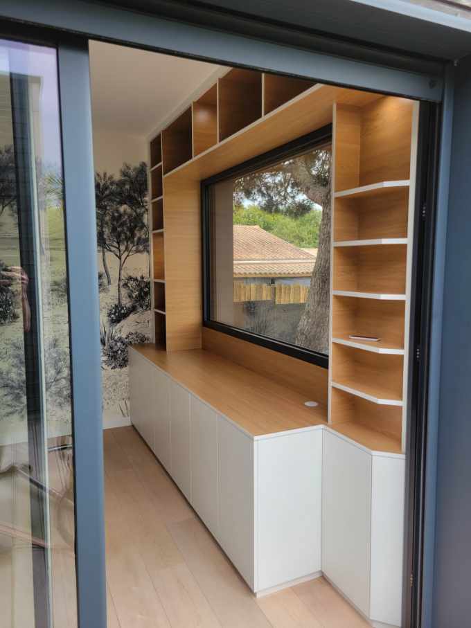 Agencement intérieur avec bibliothèque sur mesure, éclairage LED intégré et mobilier design