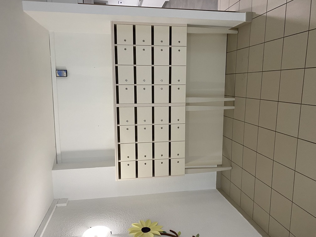 Mobilier d’agencement EHPAD avec boîtes aux lettres individuelles favorisant l’autonomie des résidents