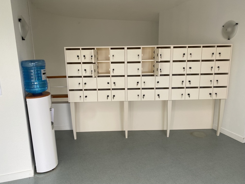 Meuble boîtes aux lettres sur mesure en mélaminé blanc pour résidents d’EHPAD