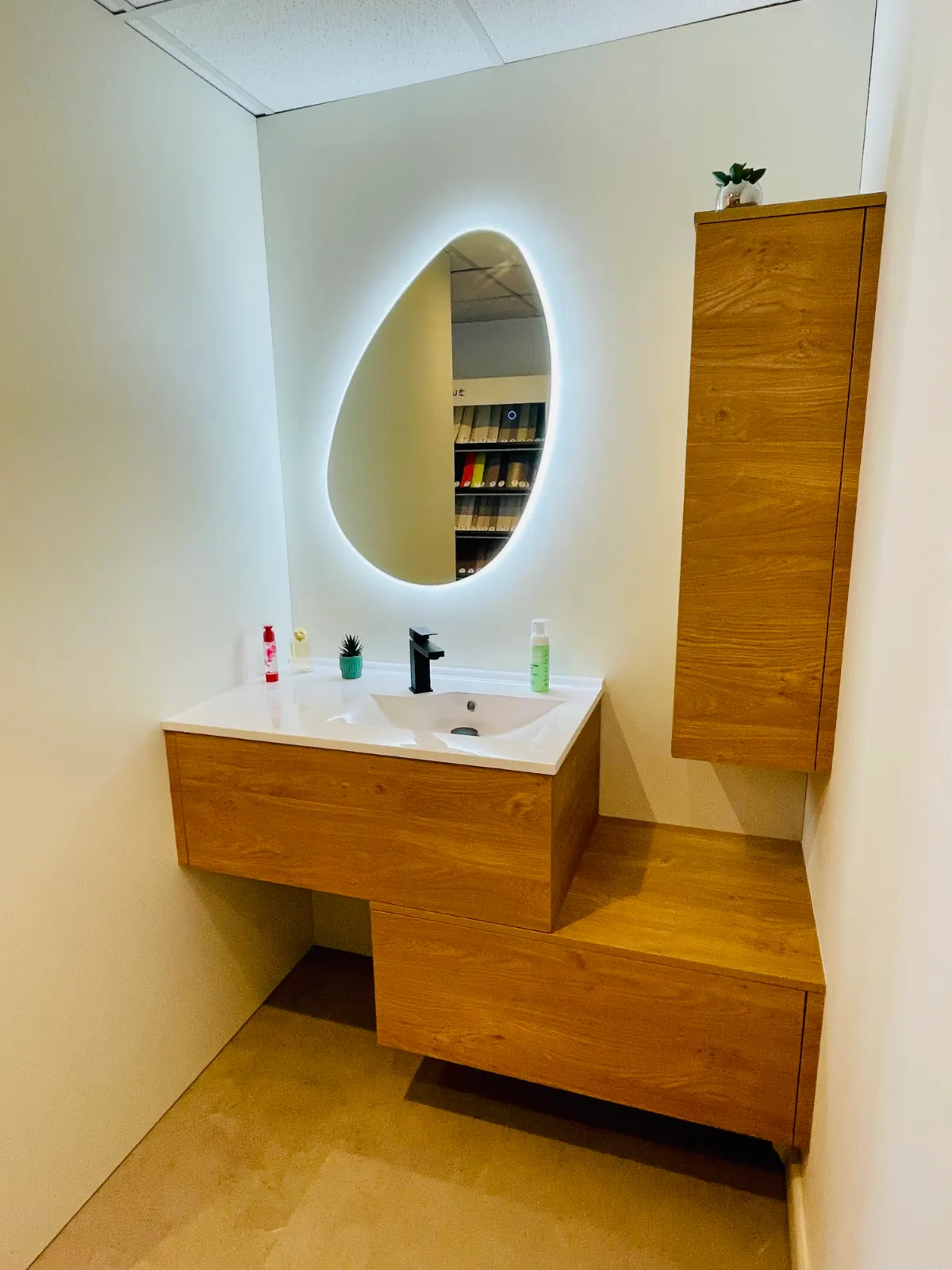 Salle de bain sur mesure avec meubles suspendus et miroir rétroéclairé