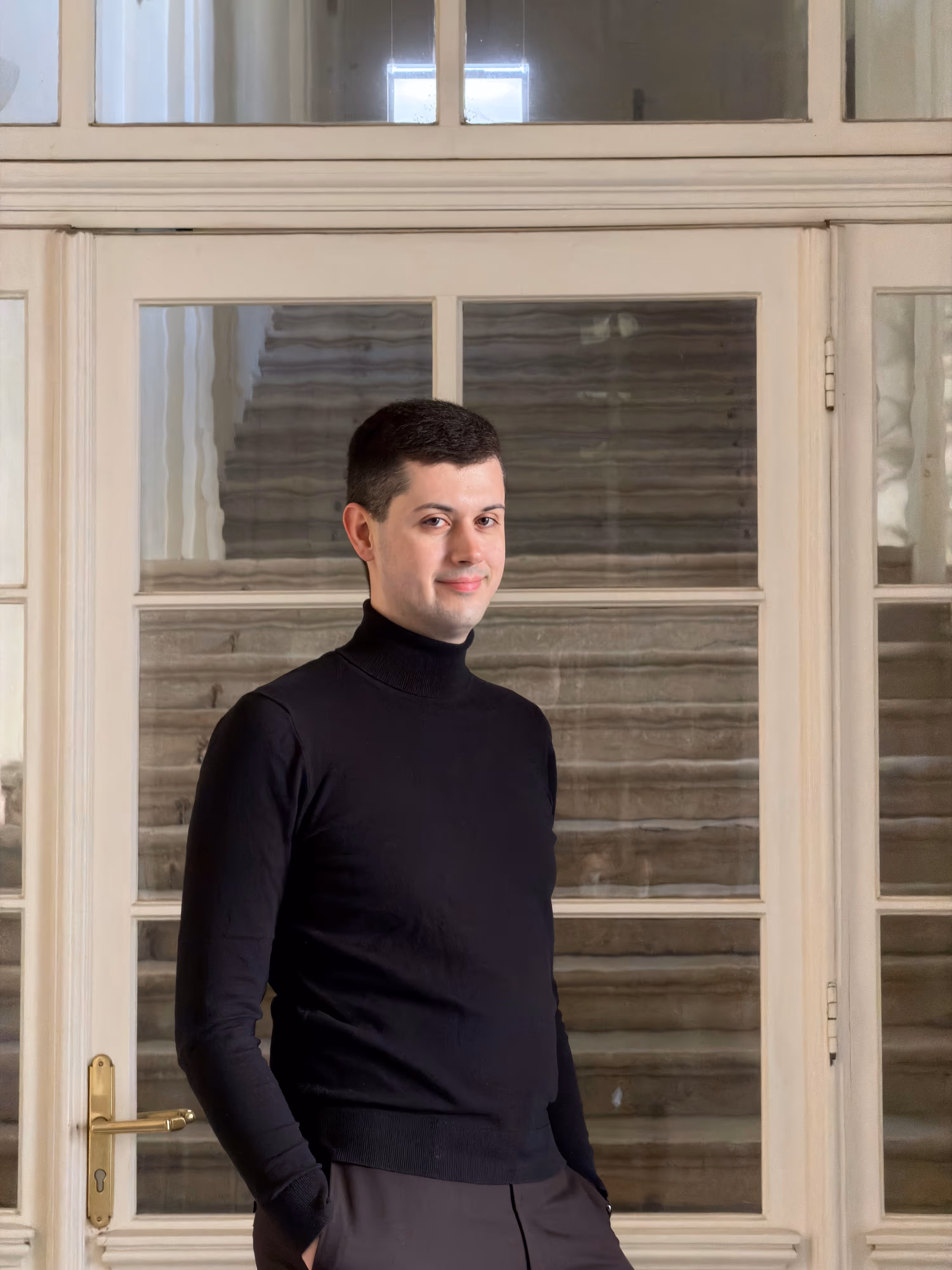 Foto von CEO Valentino vor einer Glastüre