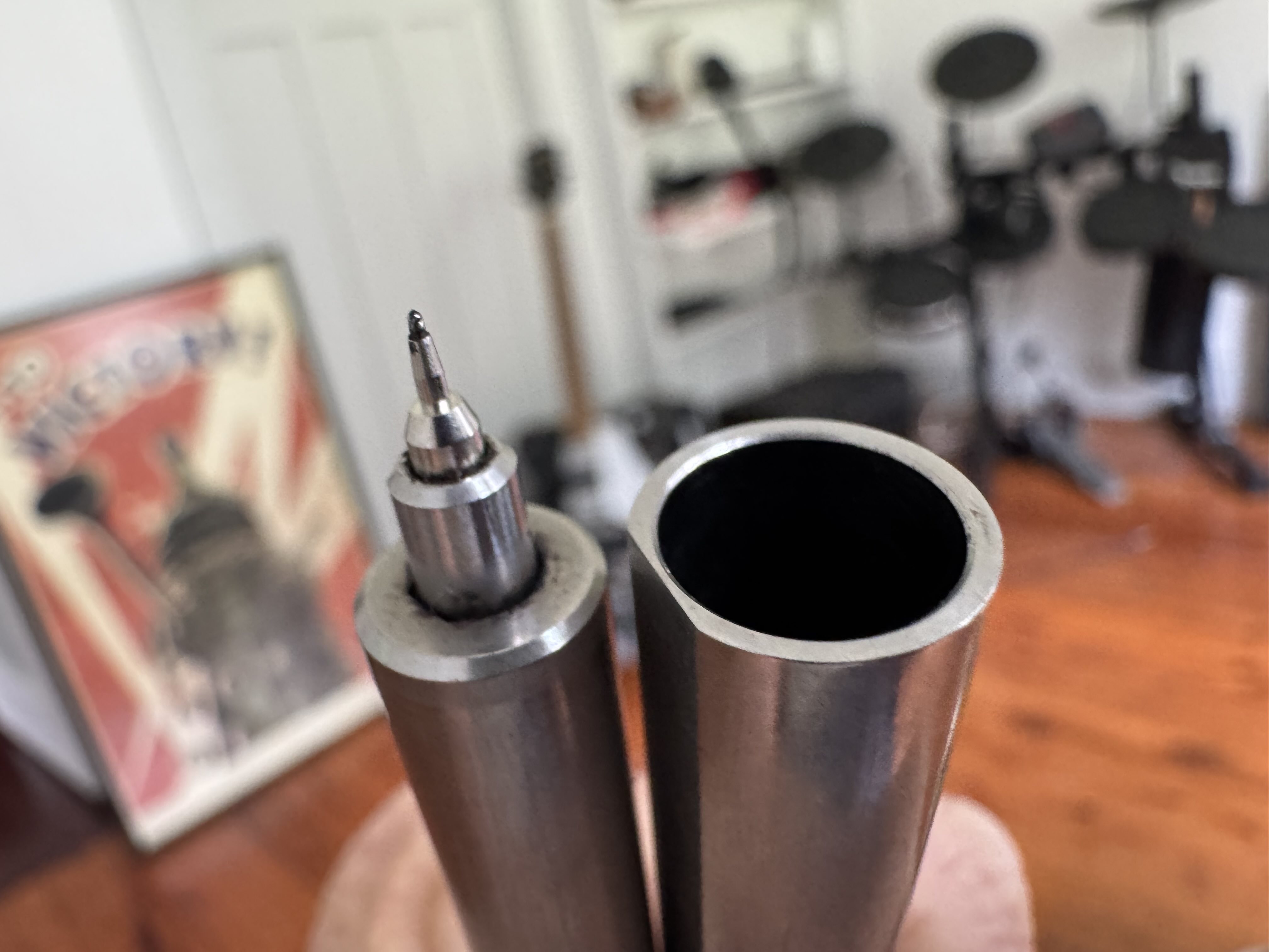 A close up photo of the top of a metal ink pen and it's cover.