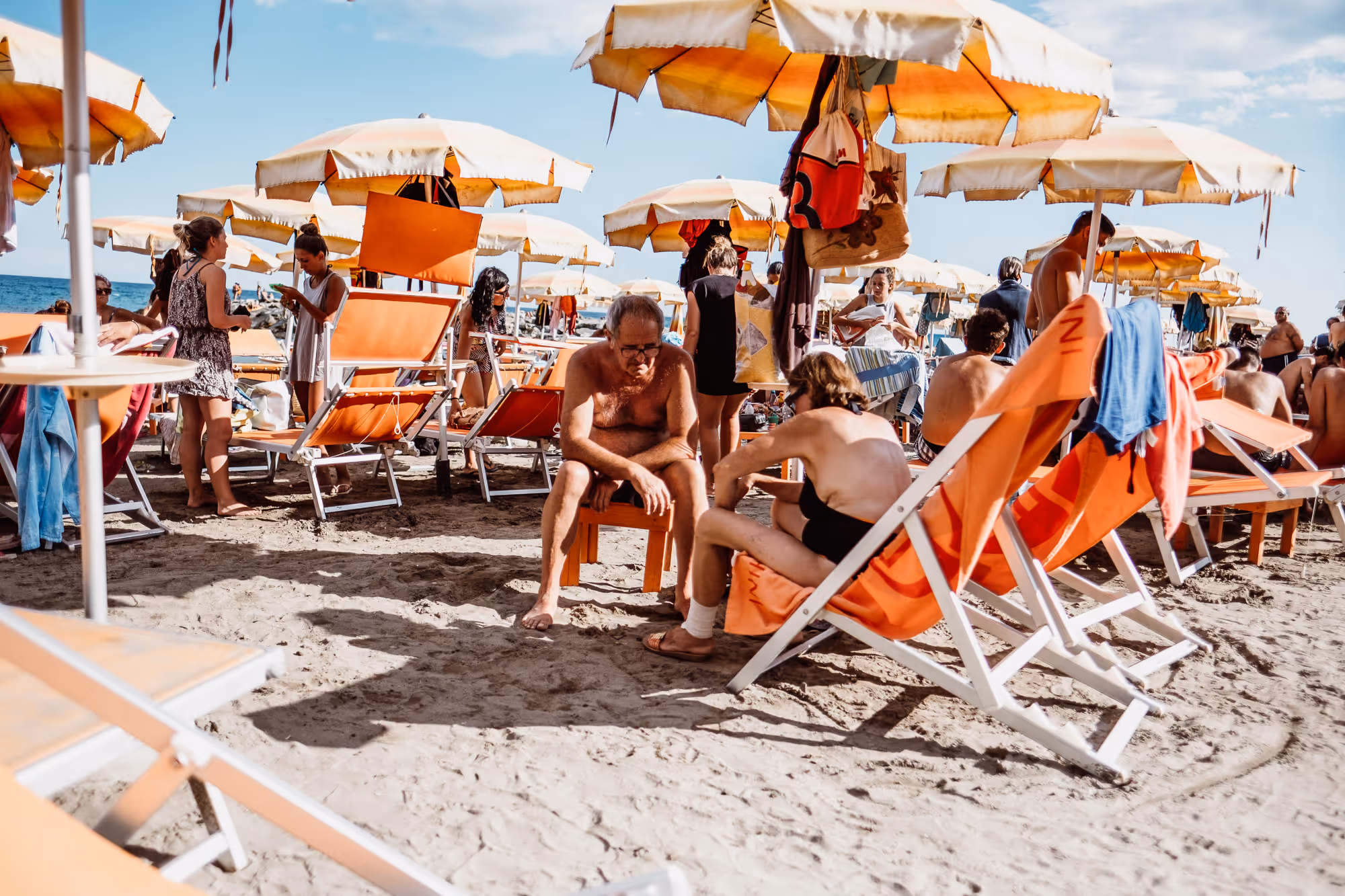 Fare un Giro Ligurien Imperia Paar am Strand