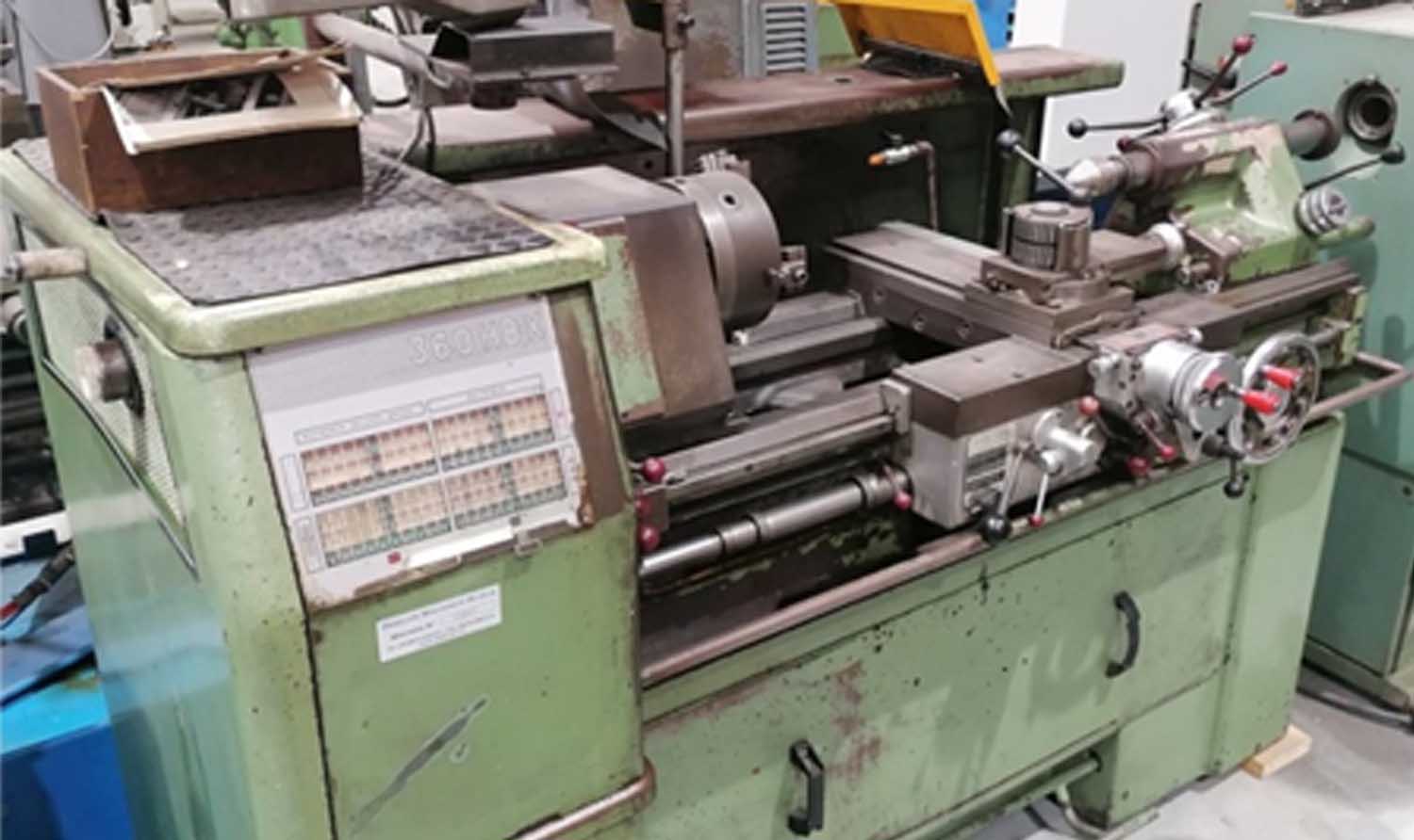Tour parallèle industriel utilisé pour les opérations de tournage en atelier d'usinage