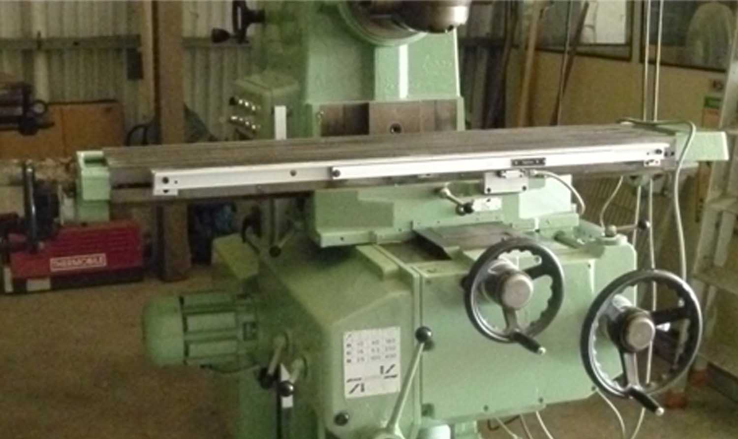 Fraiseuse industrielle verte dans un atelier mécanique