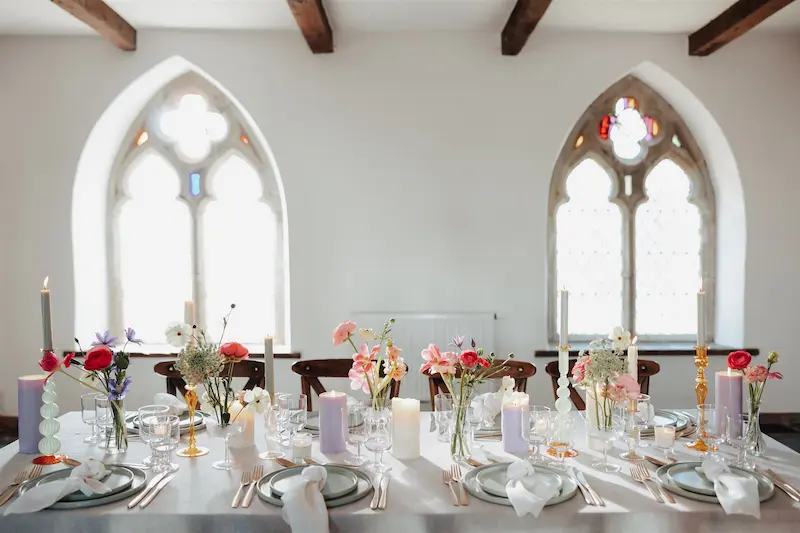 Décoration de réception avec tables élégamment préparées.