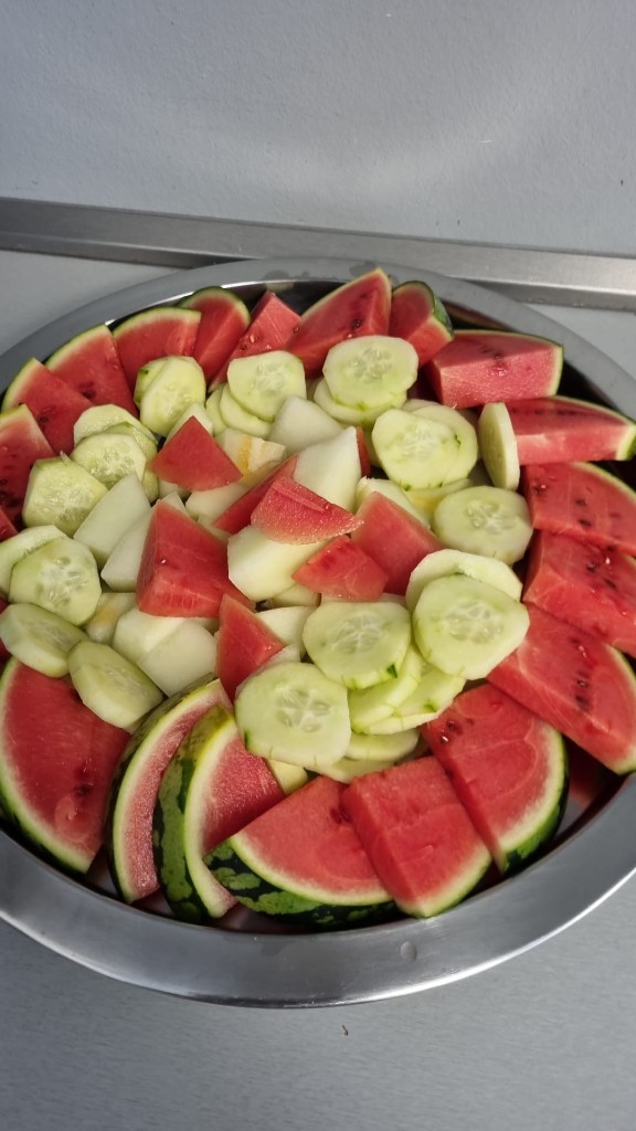 Metallschale mit frisch geschnittener Wassermelone und Gurke als erfrischender Snack in der elbzwerge Kita Stellingen