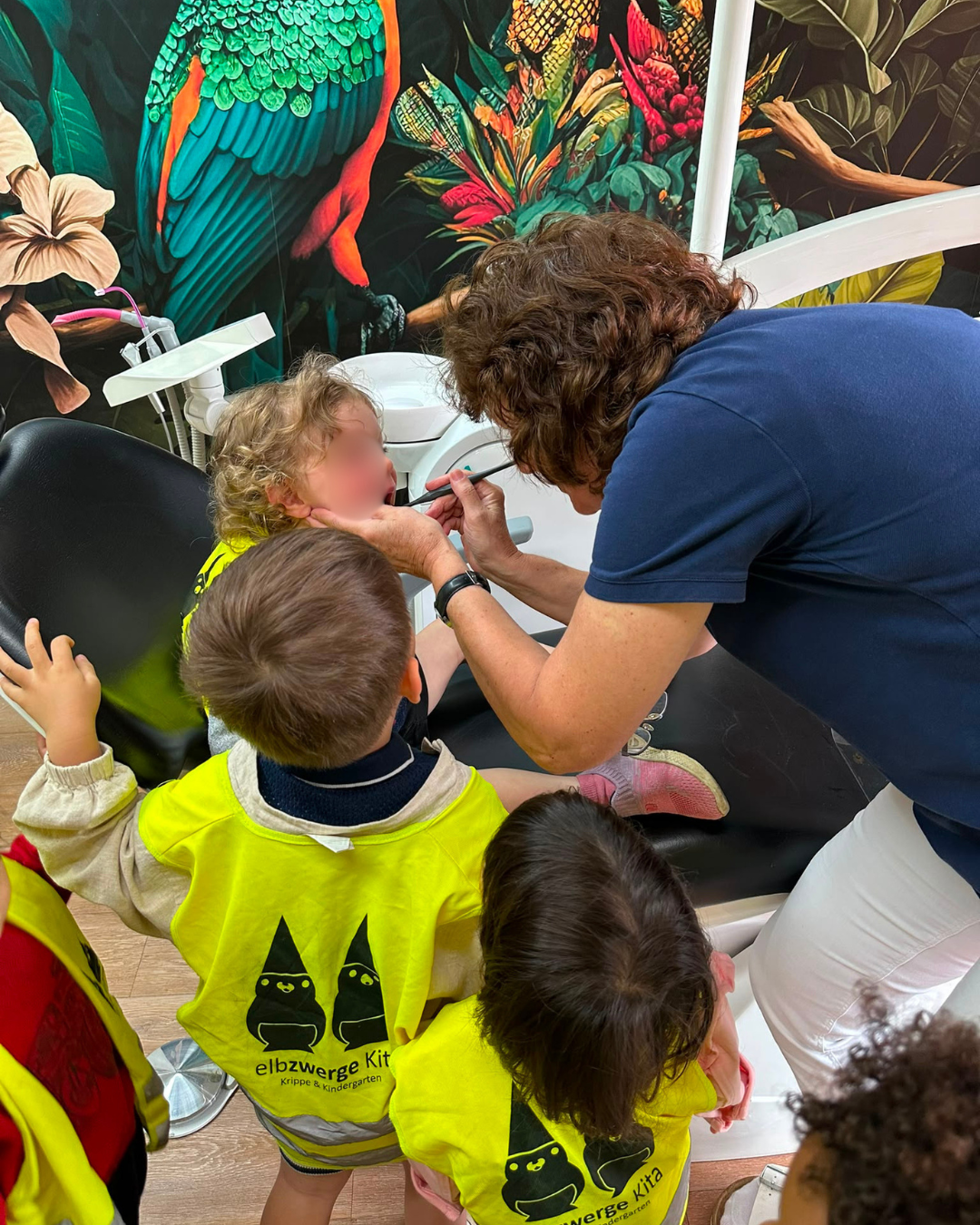 Kinder der elbzwerge Kita Harburg beobachten neugierig die Zahnuntersuchung in der Praxis