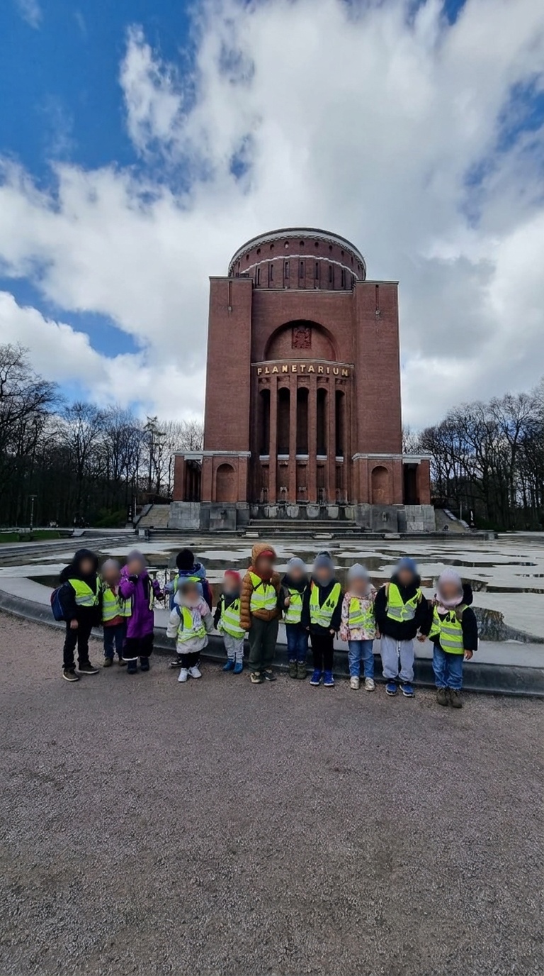 Kinder der elbzwerge Kita Stellingen mit gelben Westen vor dem Planetarium Hamburg im Stadtpark