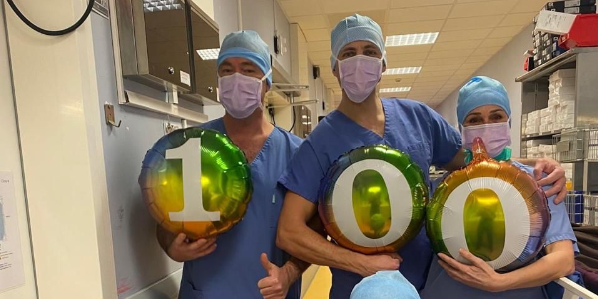 Une 100ᵉ prothèse de genou robot-assistée à la Clinique Saint Louis : un cap symbolique franchi