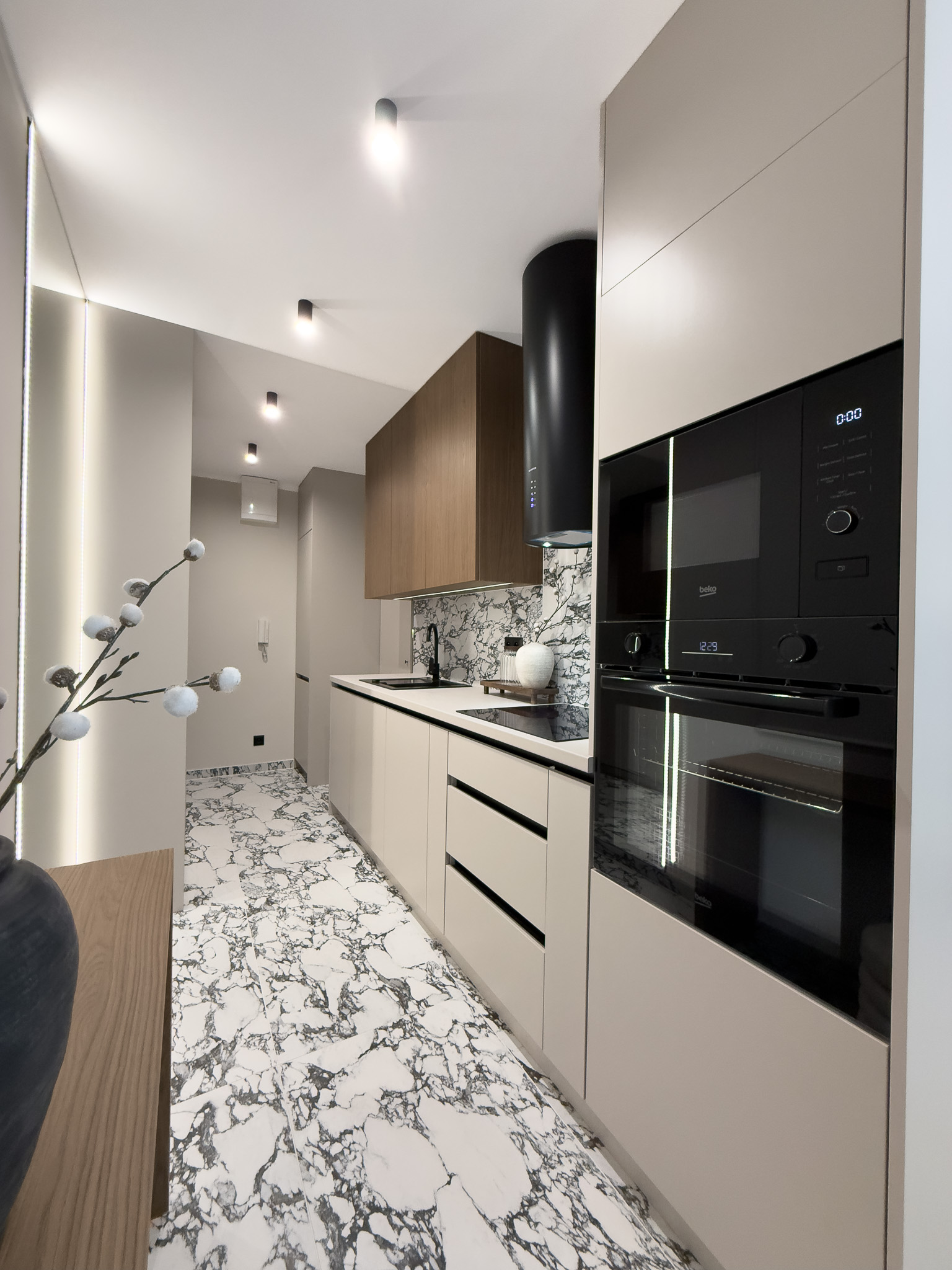 Nadštandardný 1 izbový byt s oddeleným spacím kútom a veľkou loggiou 