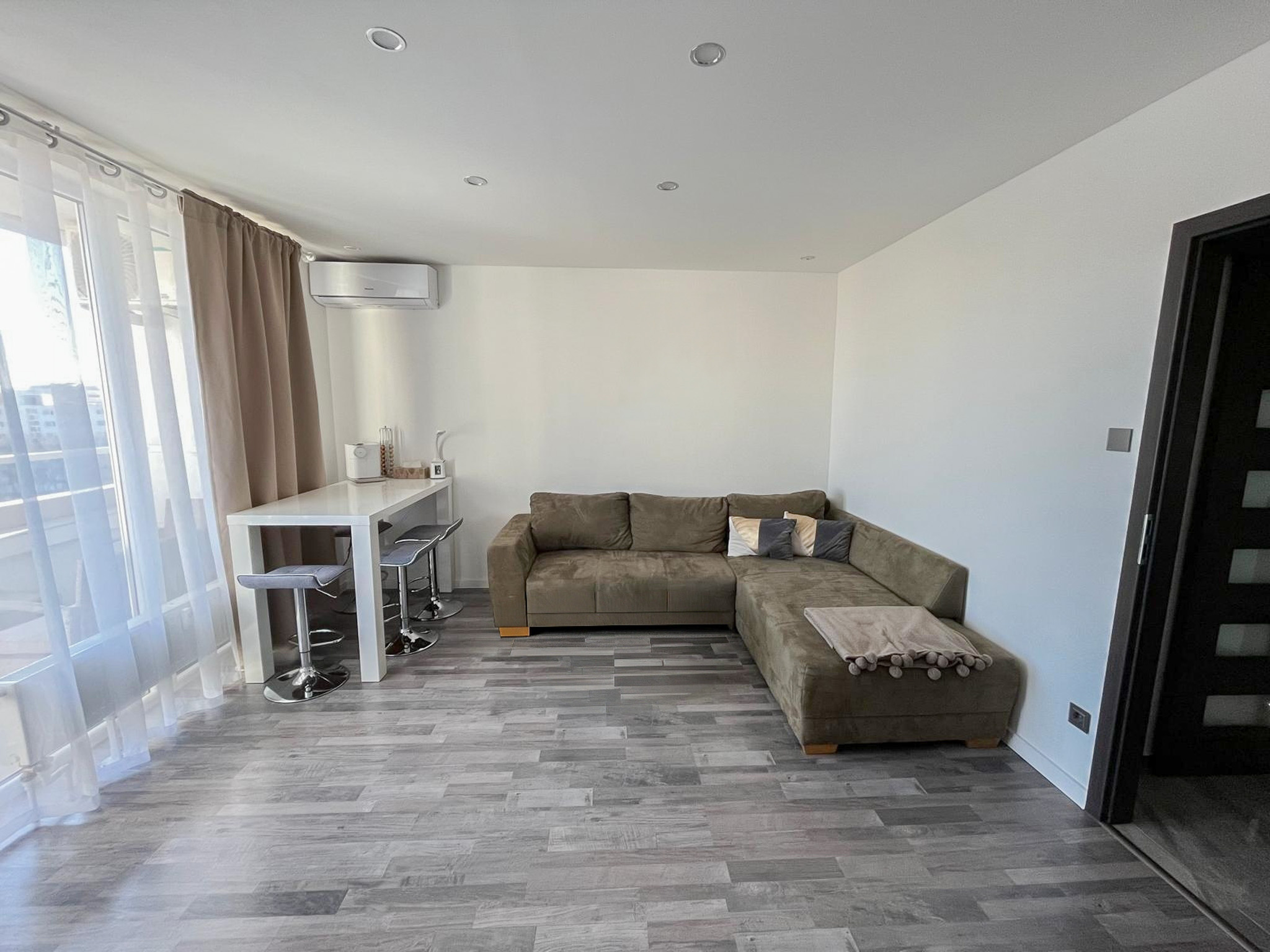 Kompletne zrekonštruovaná 2-garsónka s dvomi loggiami na Gessayovej ulici