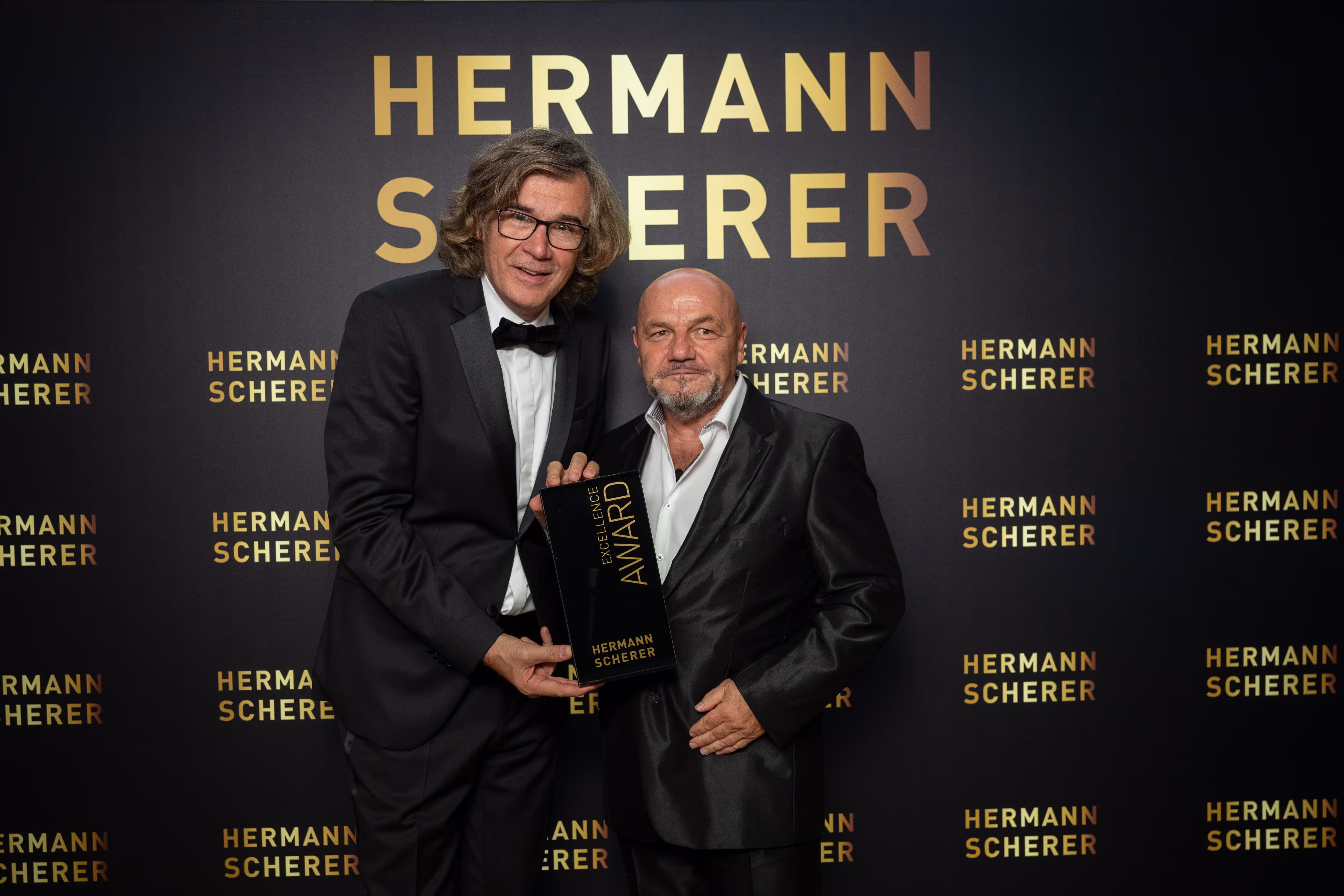 Hermann Scherer überreicht Roland Velke den Award