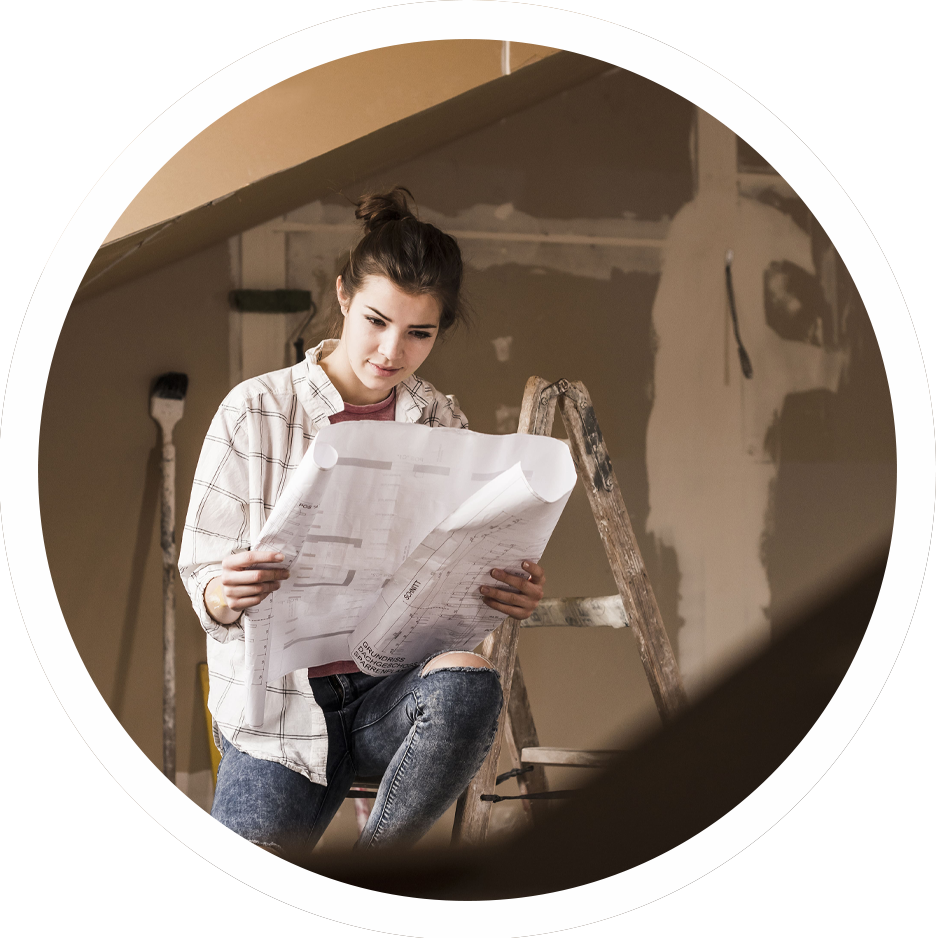 Glücklicher Fensterbauer dunkelhaariger Mann mit Brille und Arbeitskleidung in Fensterbaubetrieb Joulee Foerderservice Sanierungsfoerderung