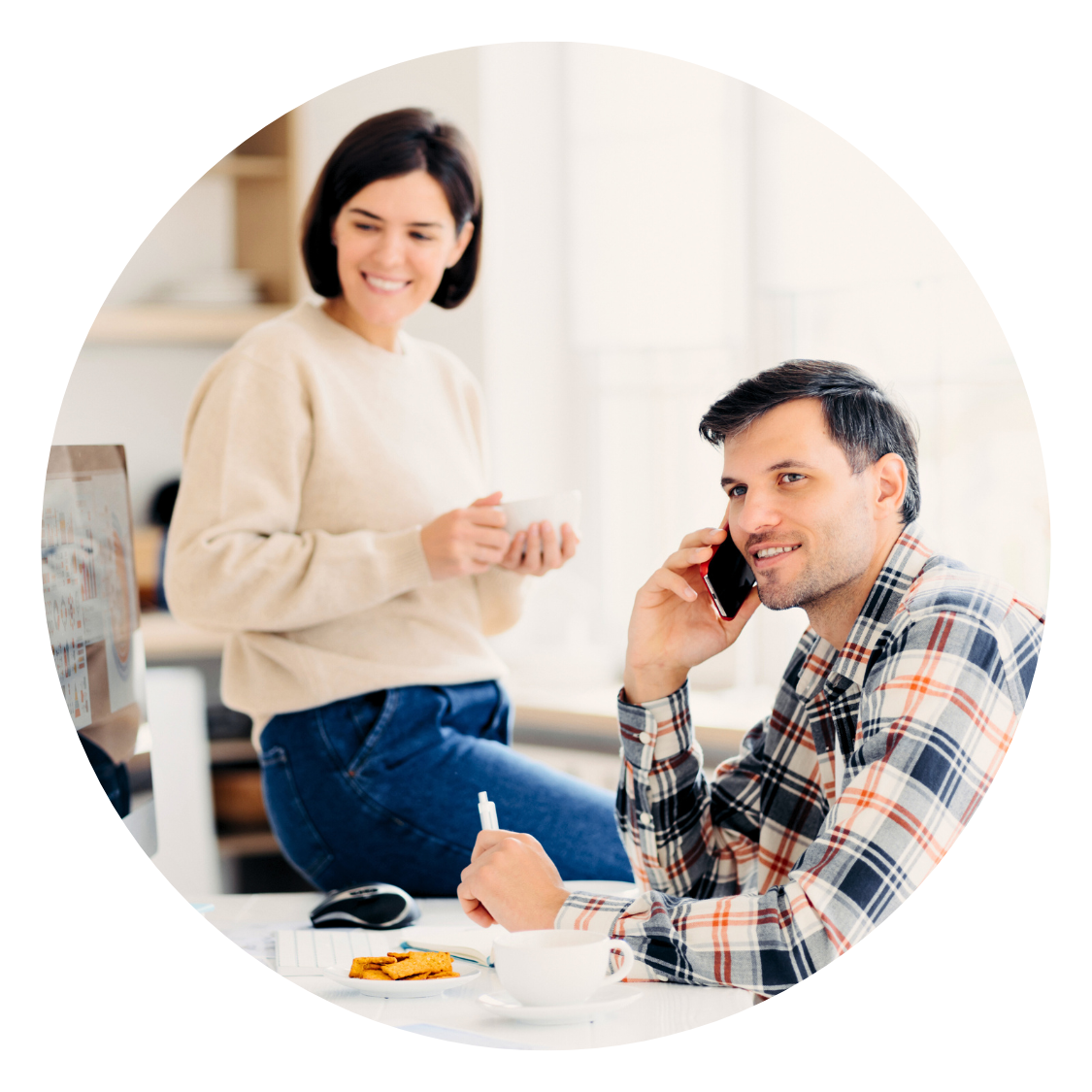 Glücklicher Fensterbauer dunkelhaariger Mann mit Brille und Arbeitskleidung in Fensterbaubetrieb Joulee Foerderservice Sanierungsfoerderung