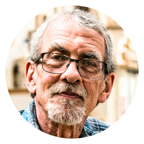 Stellvertretendes Kundenbild älterer Mann mit grauen Haaren, Bart und schwarzer Brille