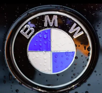 Logo bmw sur carrosserie noir