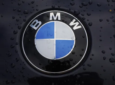 Logo BMW sur carrosserie noir 