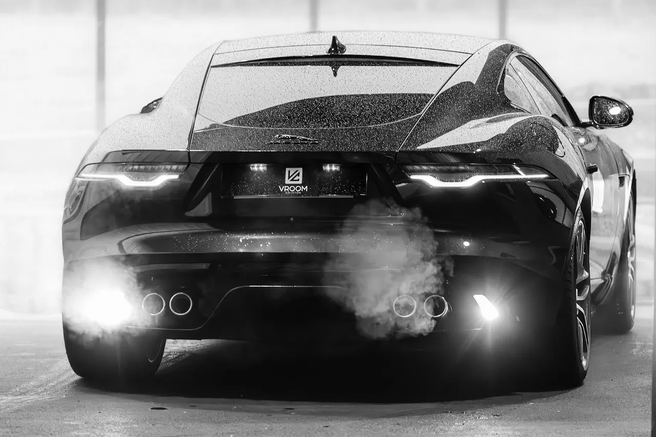 Gros plan sur les jantes avant gauche d'une BMW noir