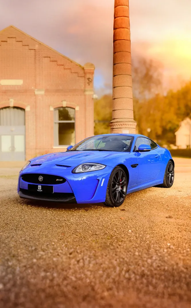 Photographie d'une BMW noir qui roule 