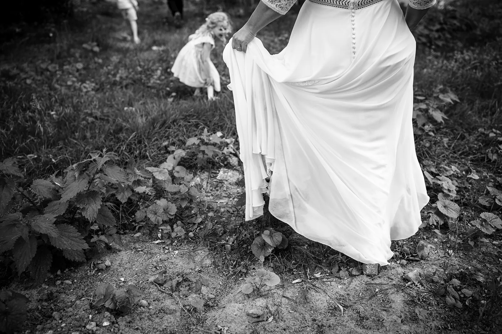 Jolie robe blanche sur une photo en noir et blanc