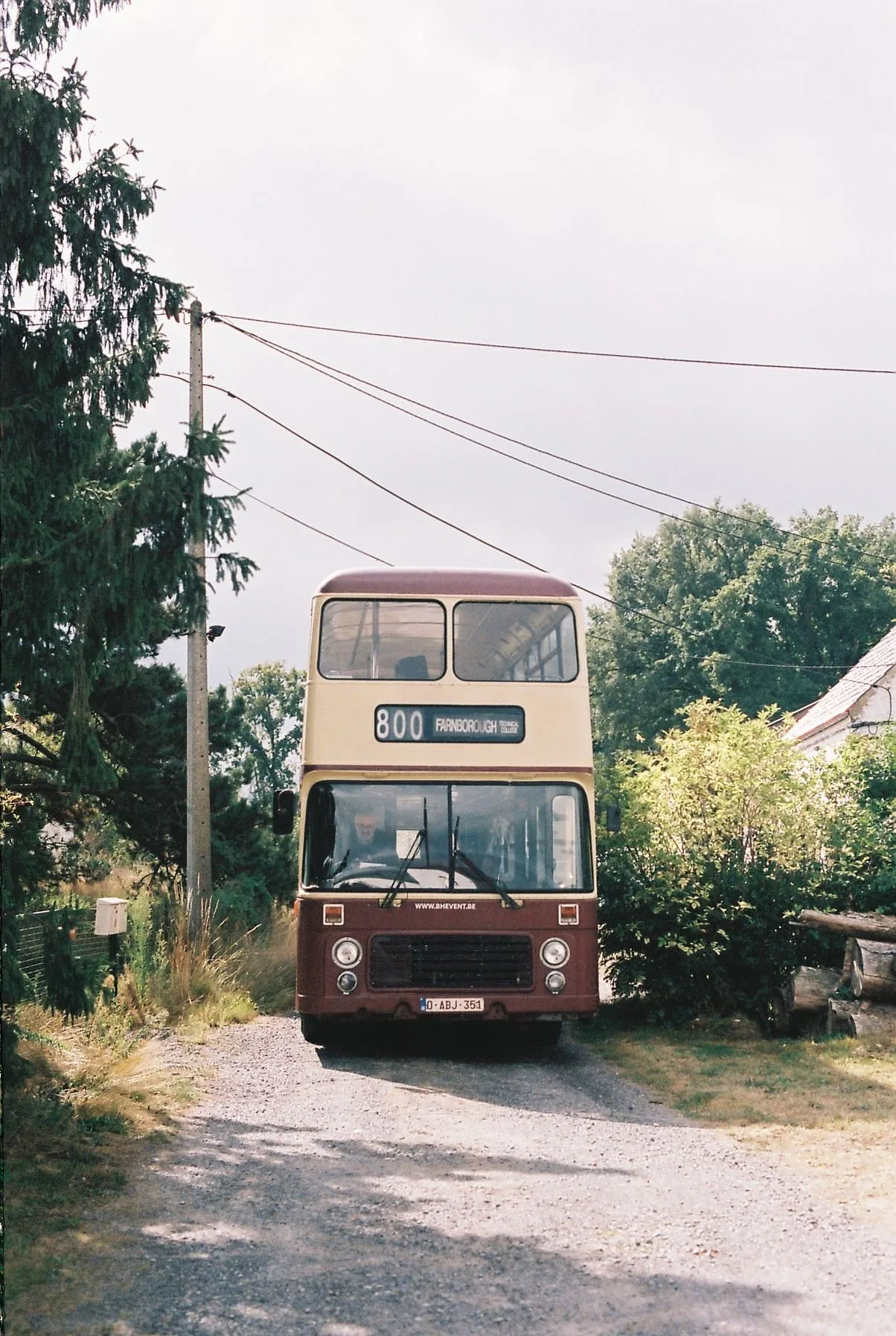 bus old school dans un petit chemin de campagne