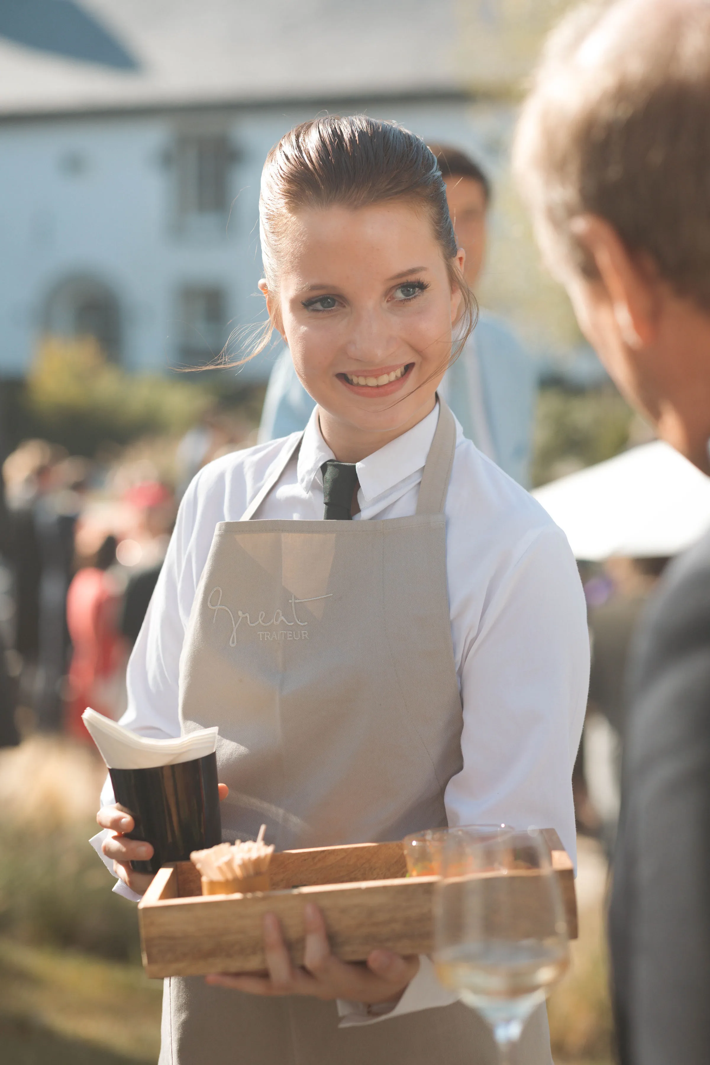 une employée souriante qui fait le service