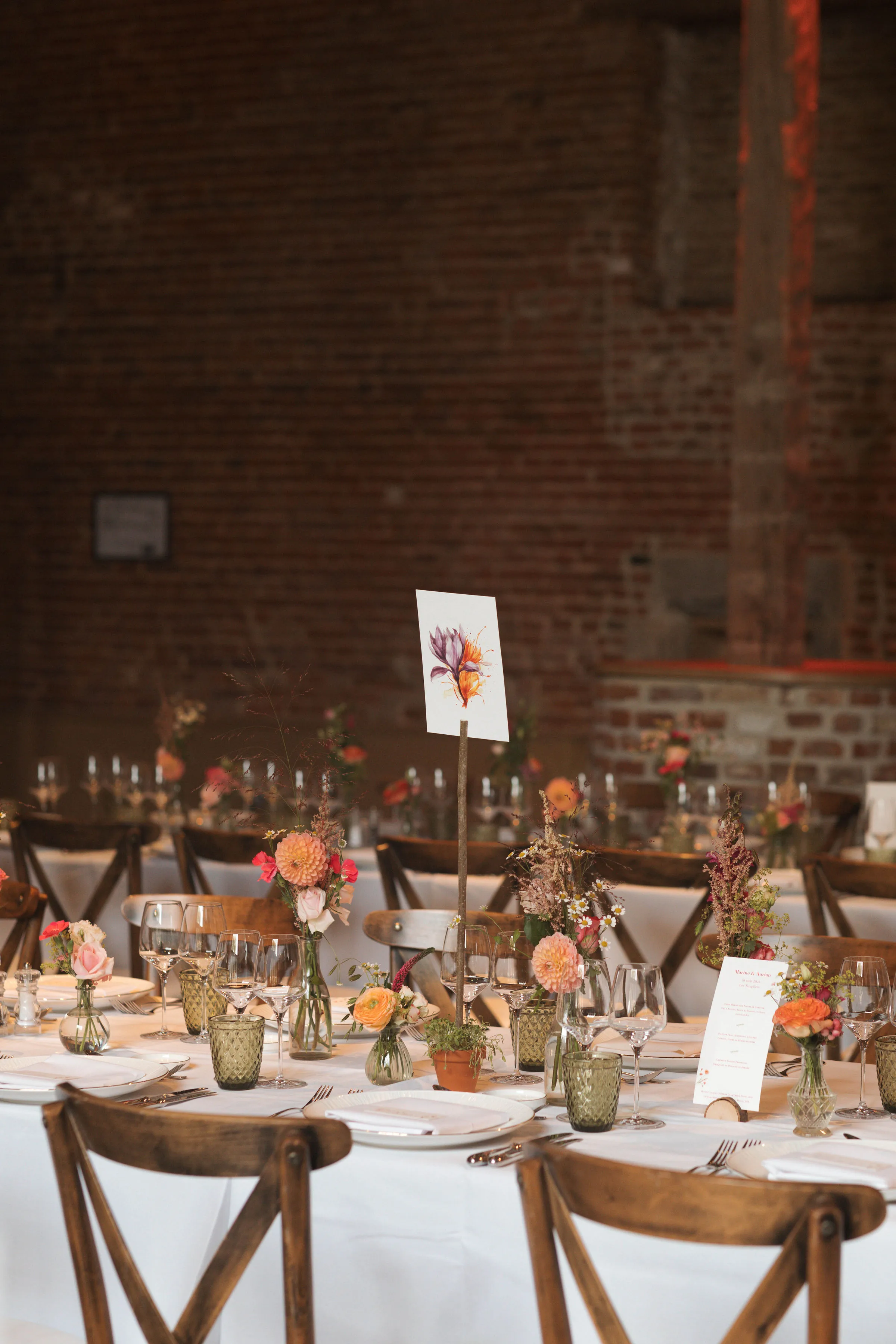 table de mariage avec des bouquets de fleurs , une nappe blanche et un joli service