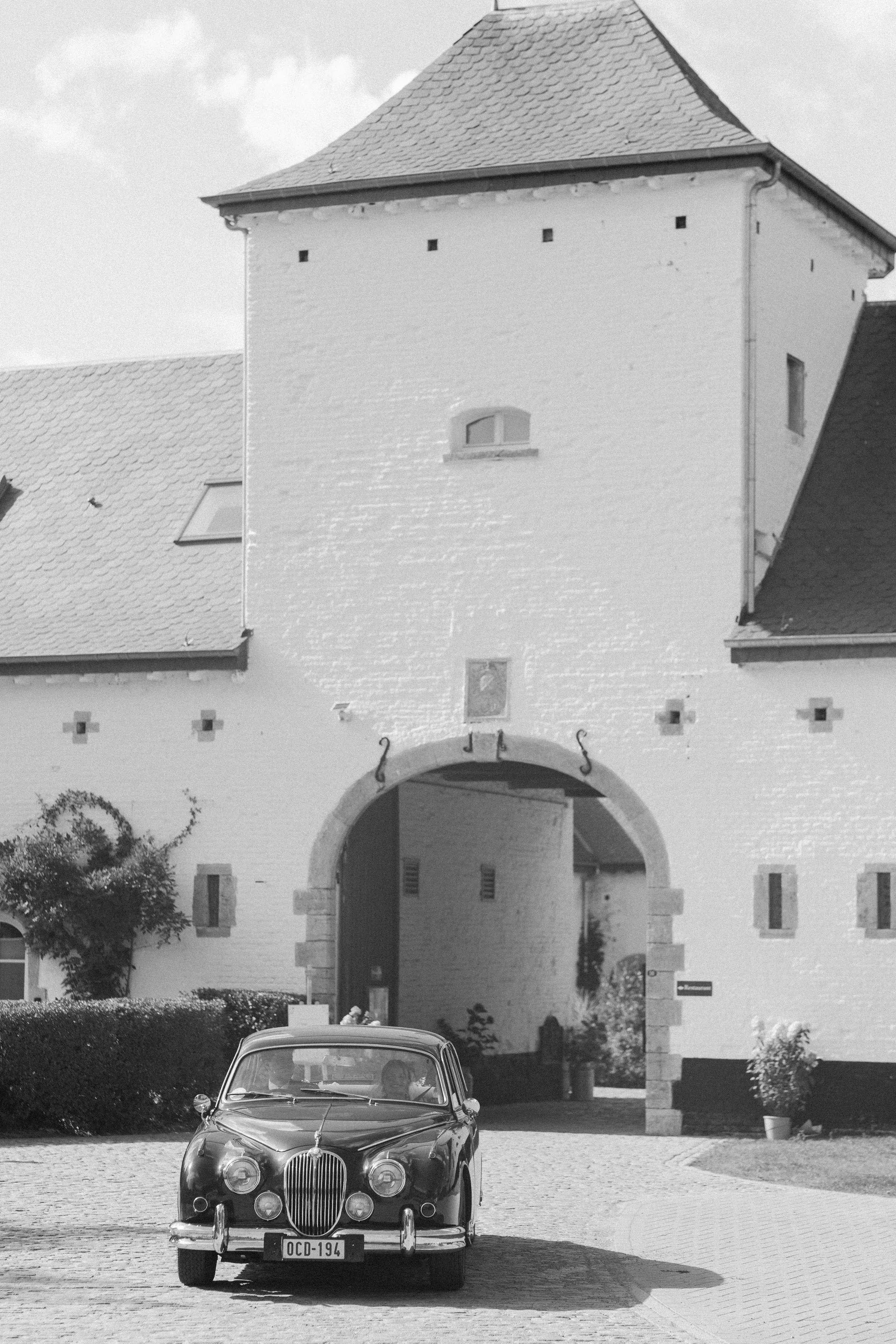 voiture old school devant un château 