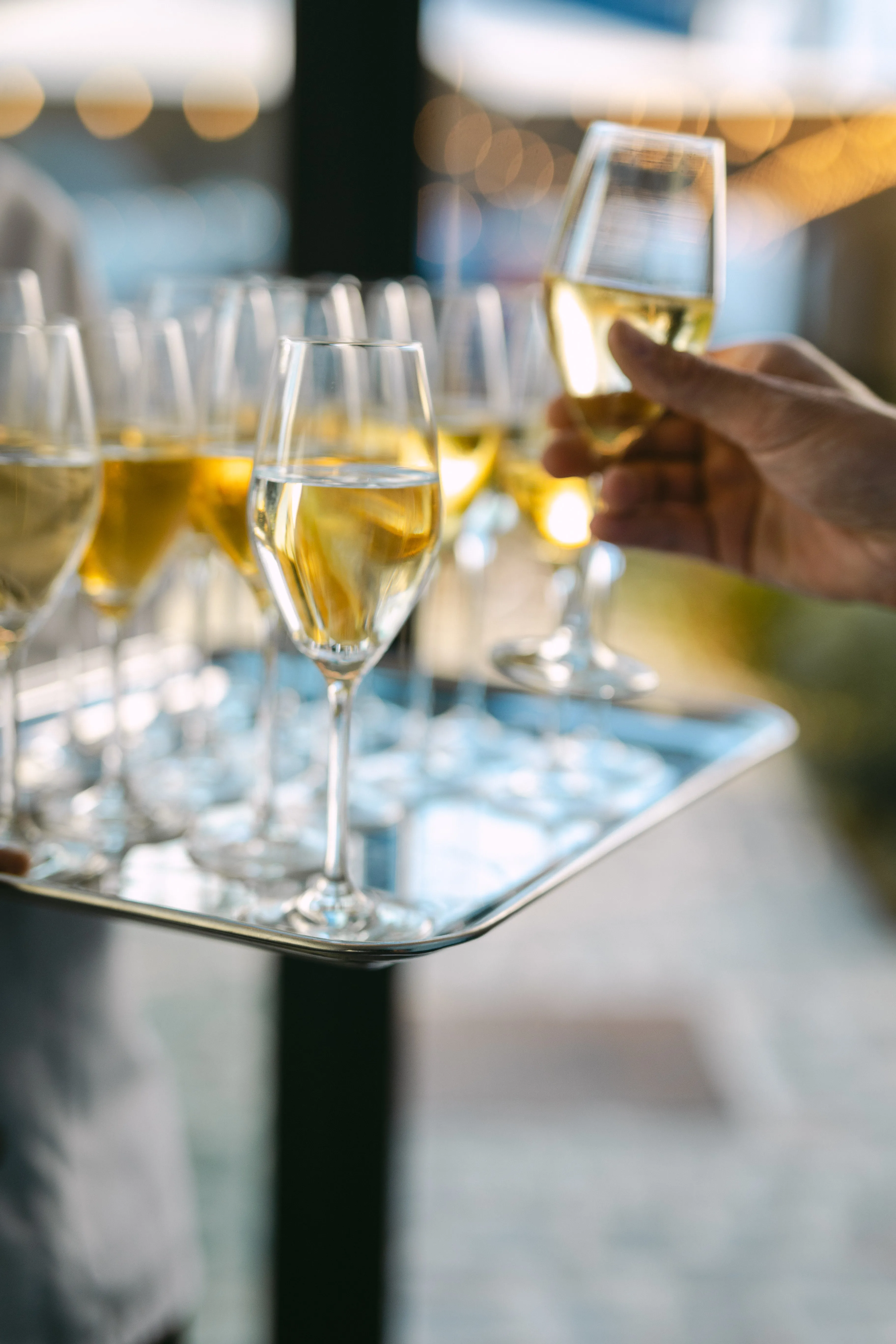 Flûtes de champagne sur un plateau métallique 