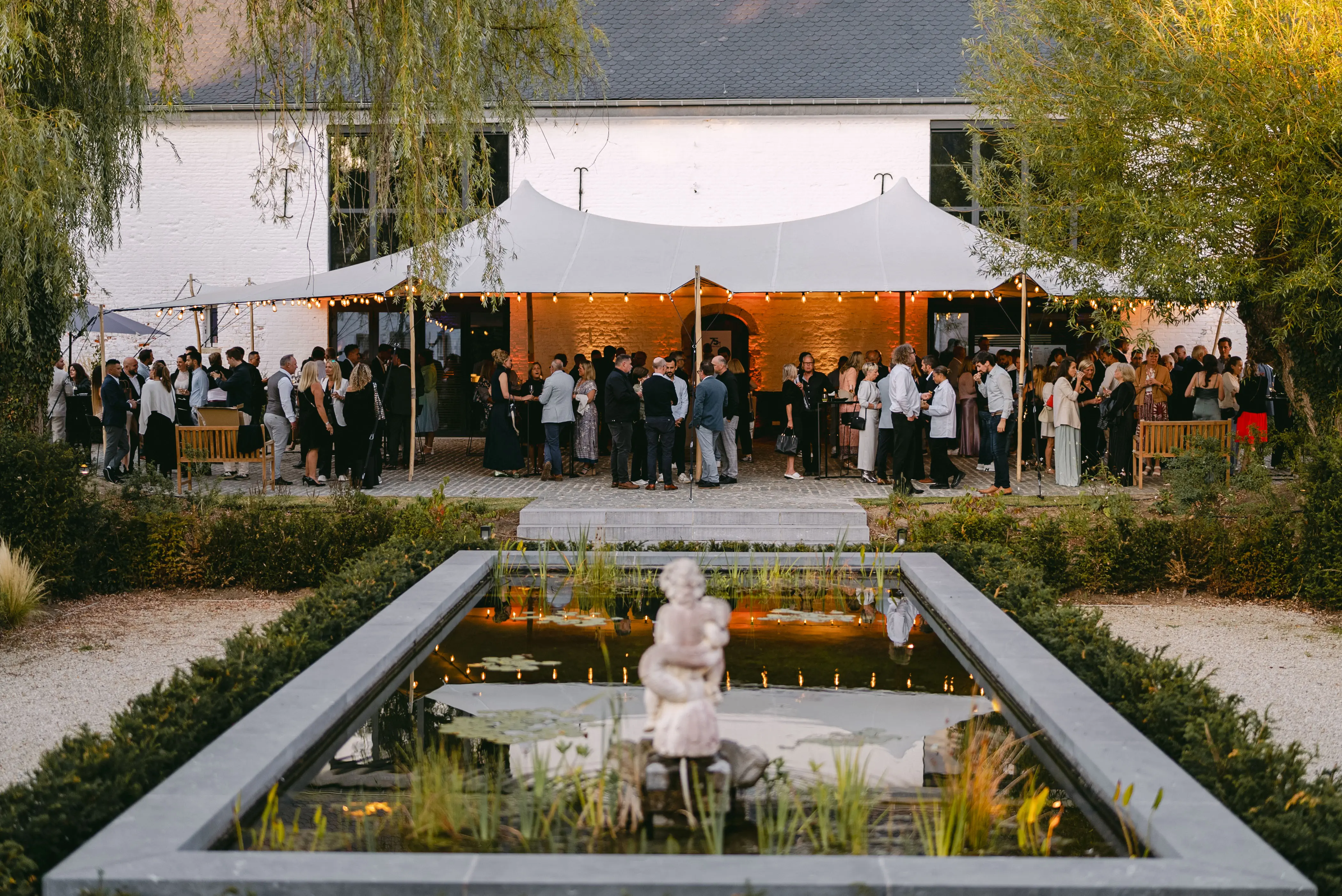 Évènement extérieure à côté d'un point d'eau
