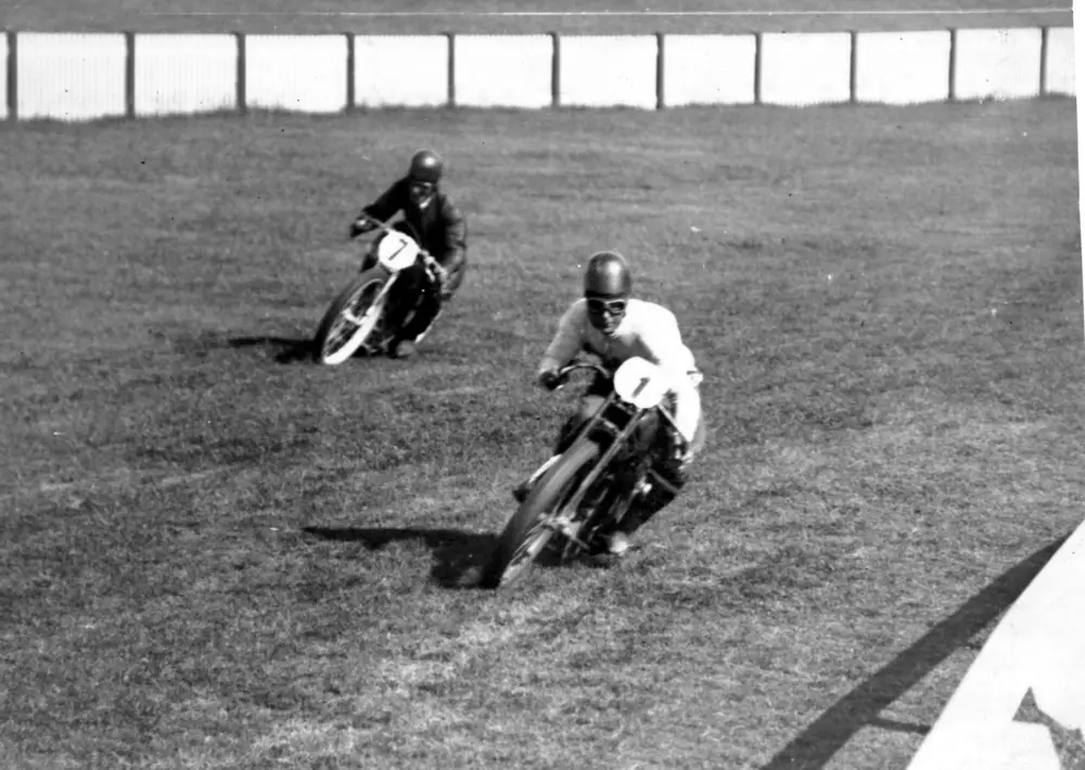 ‘King of the Mile’ Percy Coleman (1) leads Alby Lemon on Takapuna Grass Mile on his 100cc V-Twin Harley Davidson factory racer circa 1929. – From the Jim McLeod Collection