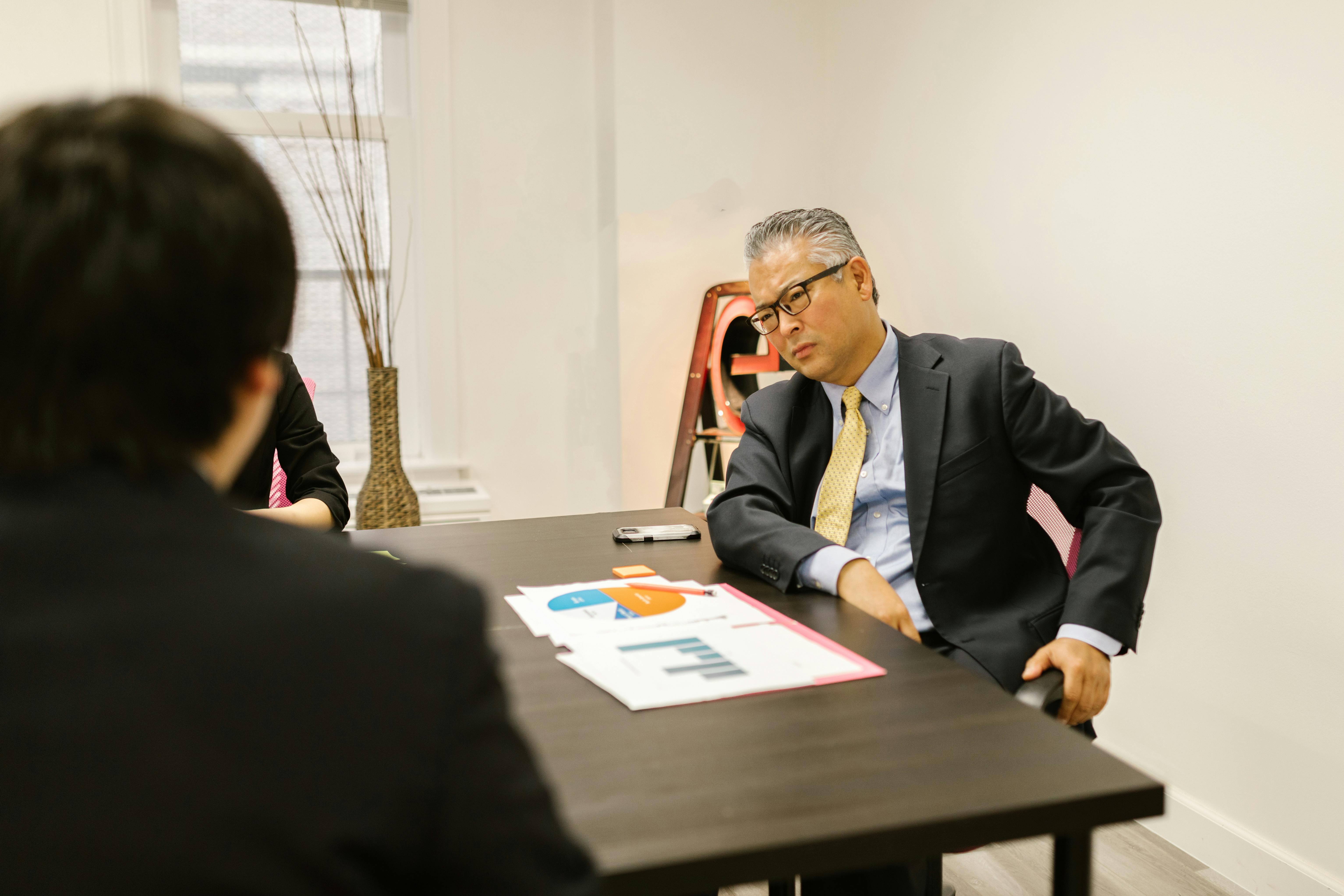 Master the skill of reading reference checks when answers are brief. Learn how Refhub uses AI to interpret silence and spot hidden red flags. 