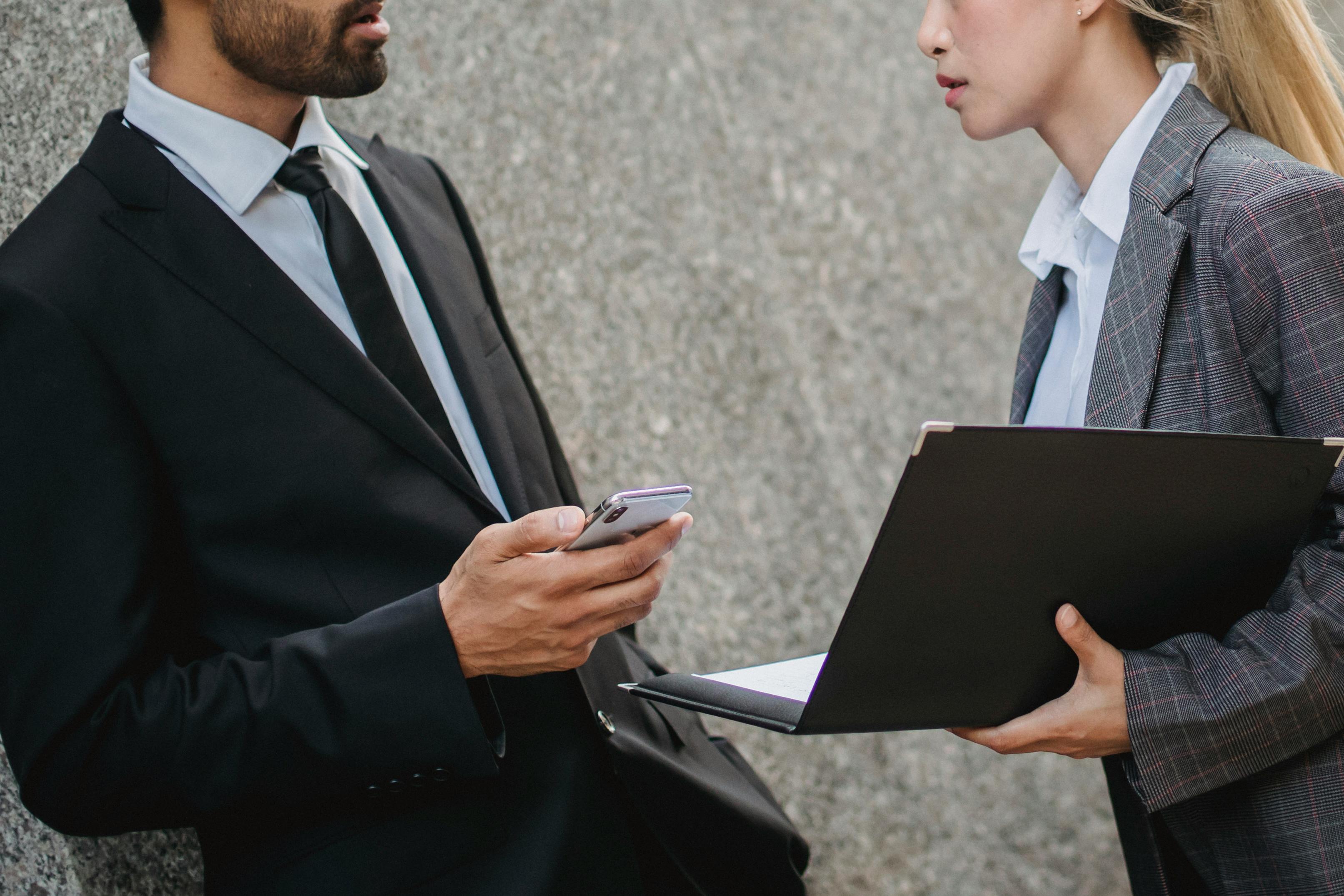 Learn the difference between executive search vs recruiting for C-suite roles. Discover why headhunting is needed for leadership hiring and business growth. 