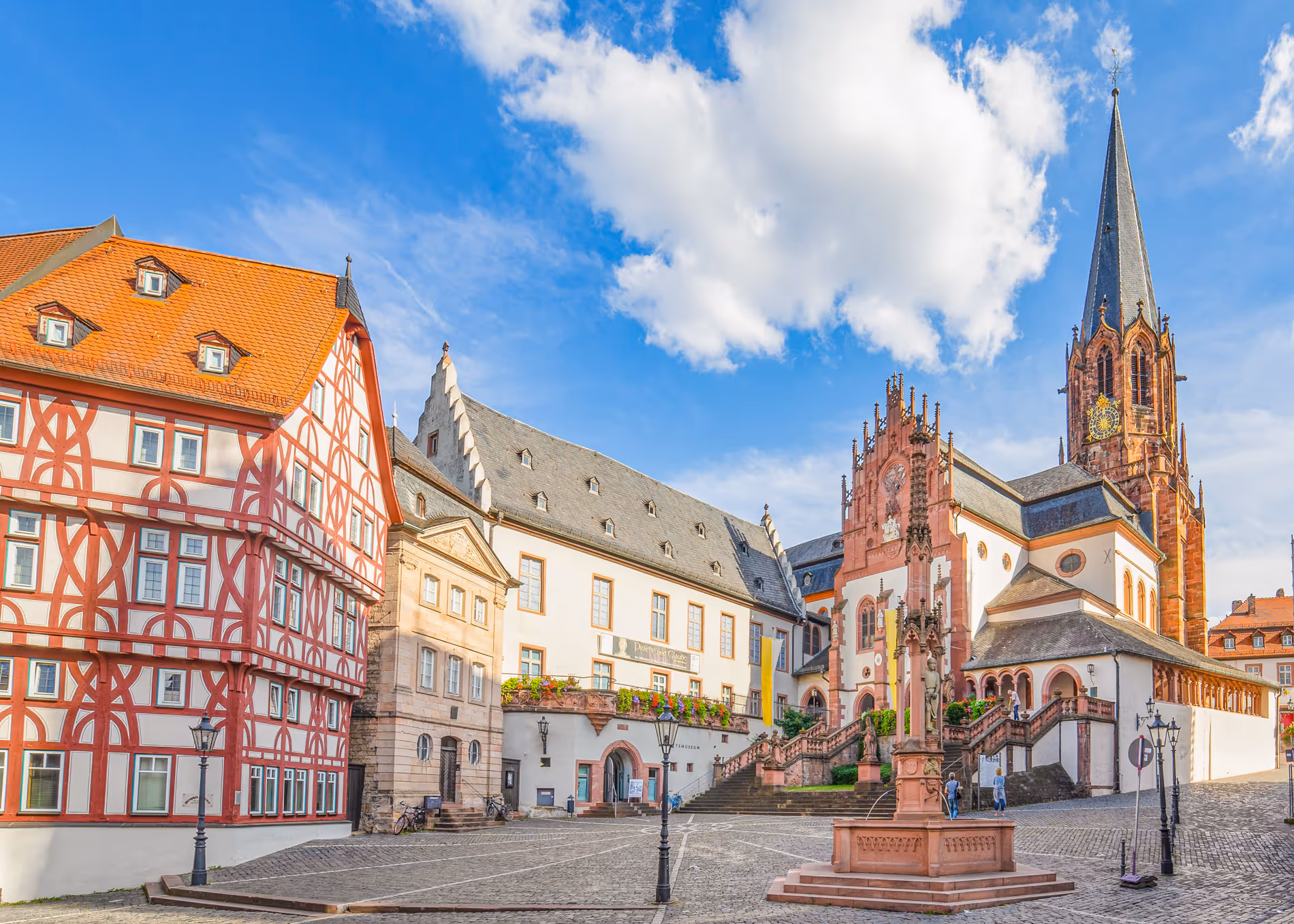 Webdesign Agentur Aschaffenburg mit historischen Fachwerkhäusern.
