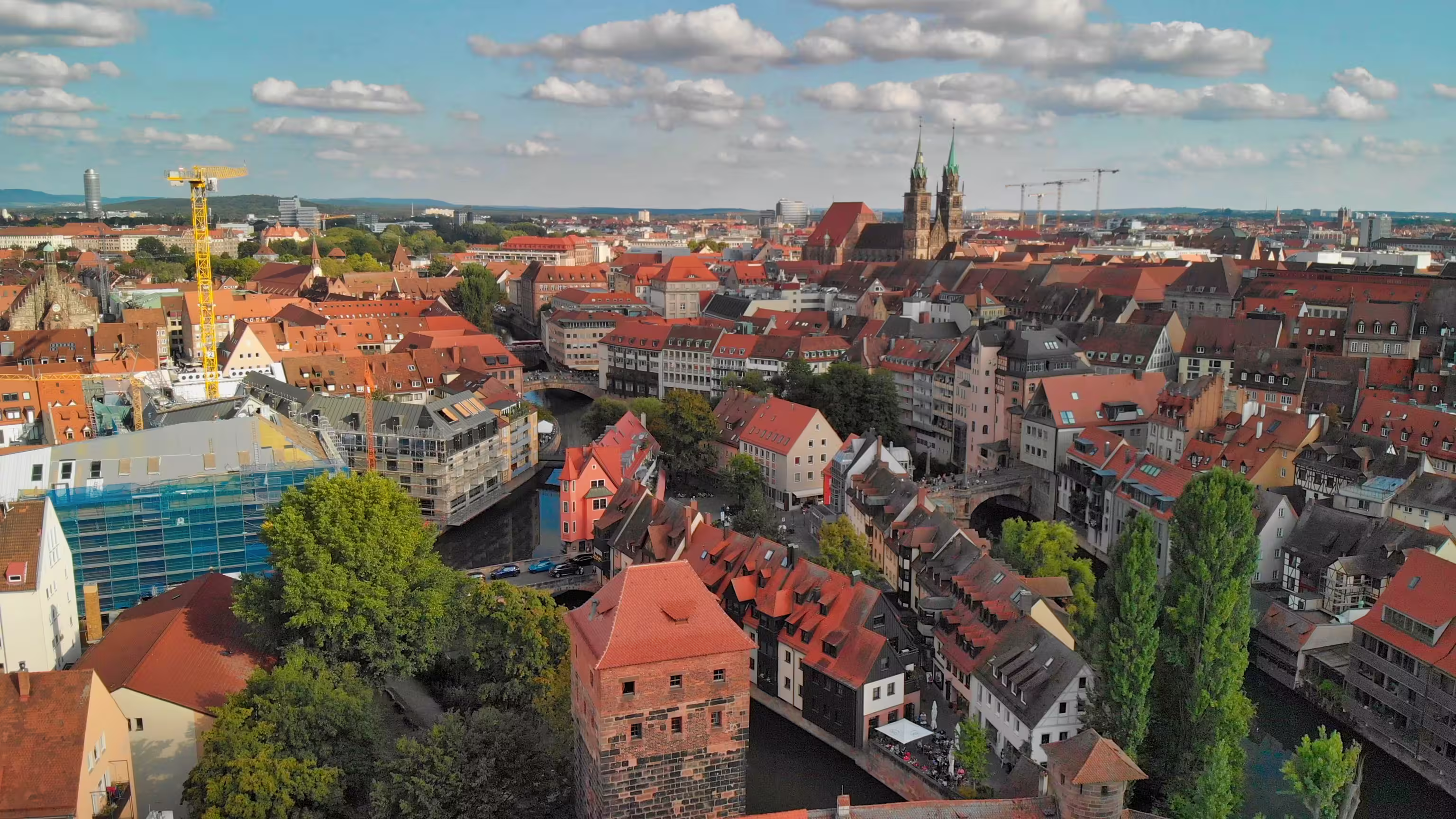 Panoramablick über die Nürnberger Altstadt mit roten Dächern und Kirchtürmen.