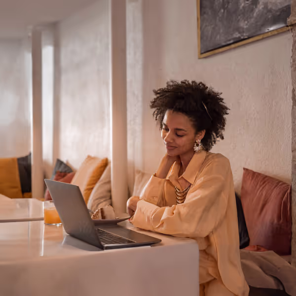 Une femme travaillant sur son ordinateur portable