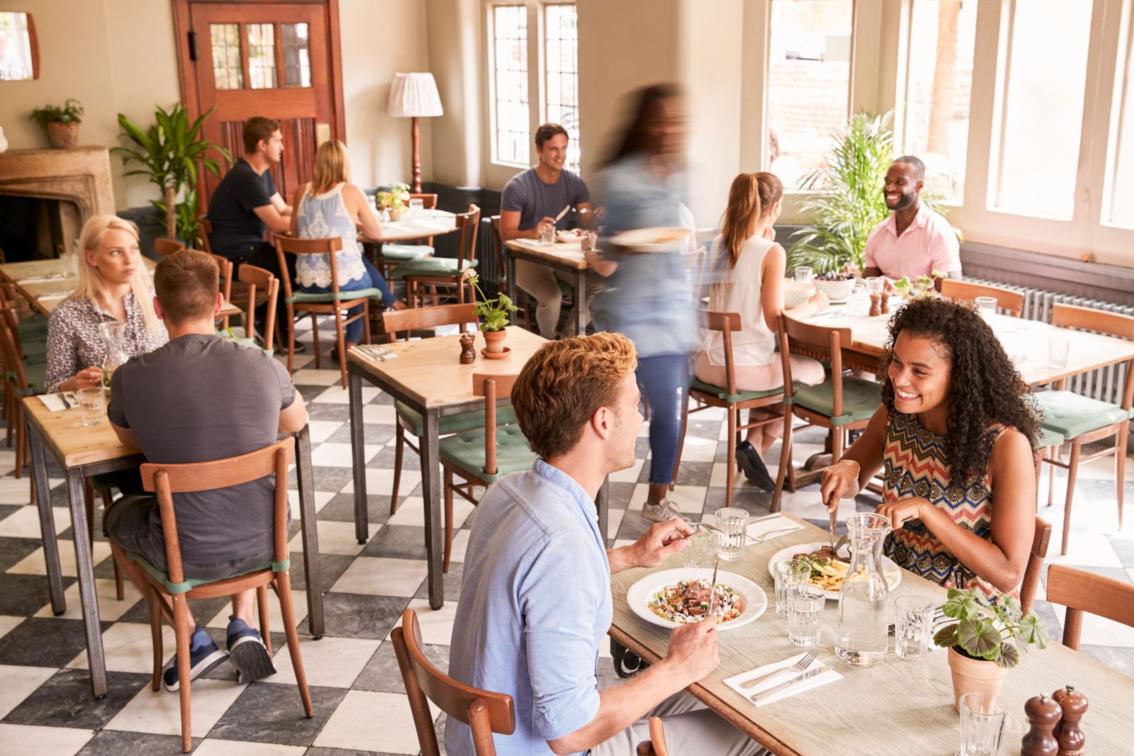 Salle de restaurant pleine à l'heure du déjeuner