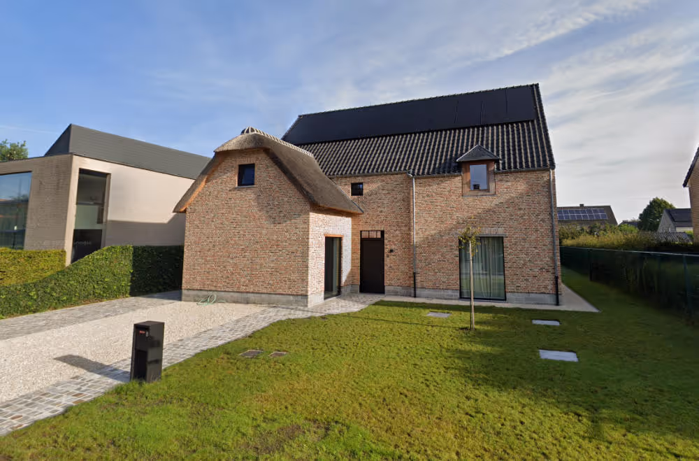 Totaalproject villa met combinatie rieten en pannendak, bakstenen gevel en aangelegde oprit
