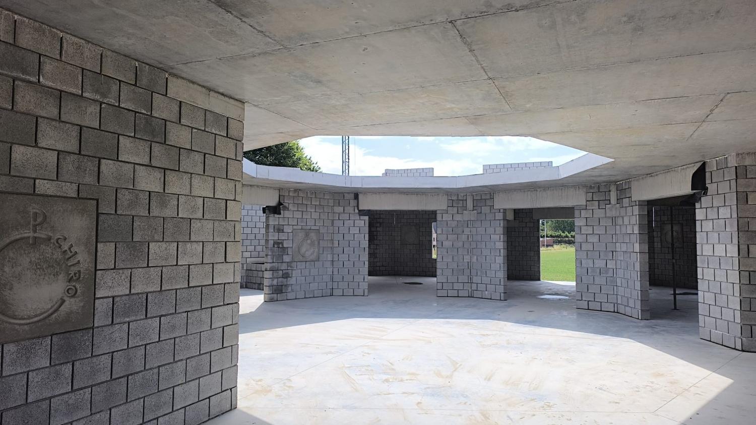 Casco-opgeleverde Chirolokalen in Rijkevorsel met grijze betonsteen, betonnen plafond en ovaal daklicht