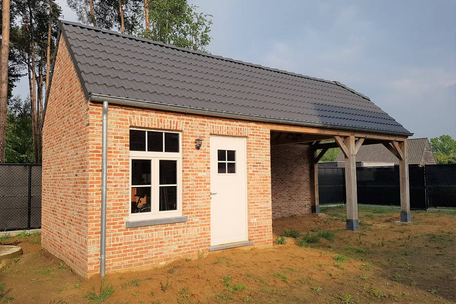 Landelijk poolhouse in rode baksteen met pannendak en houten overkapping te Vorselaar