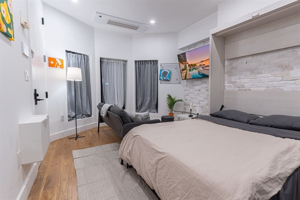 Stylish & Renovated Studio near Train