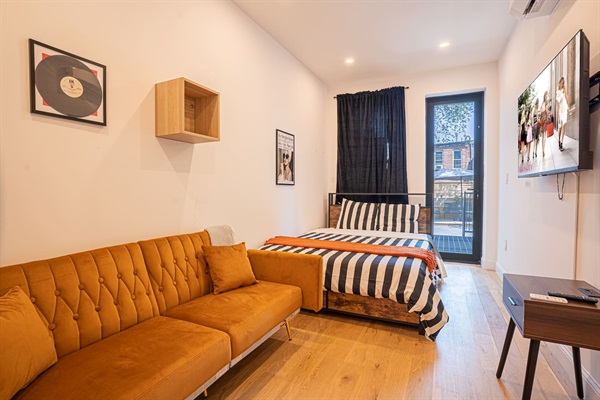 Modern 2BR & Basement Brooklyn Stay and Backyard